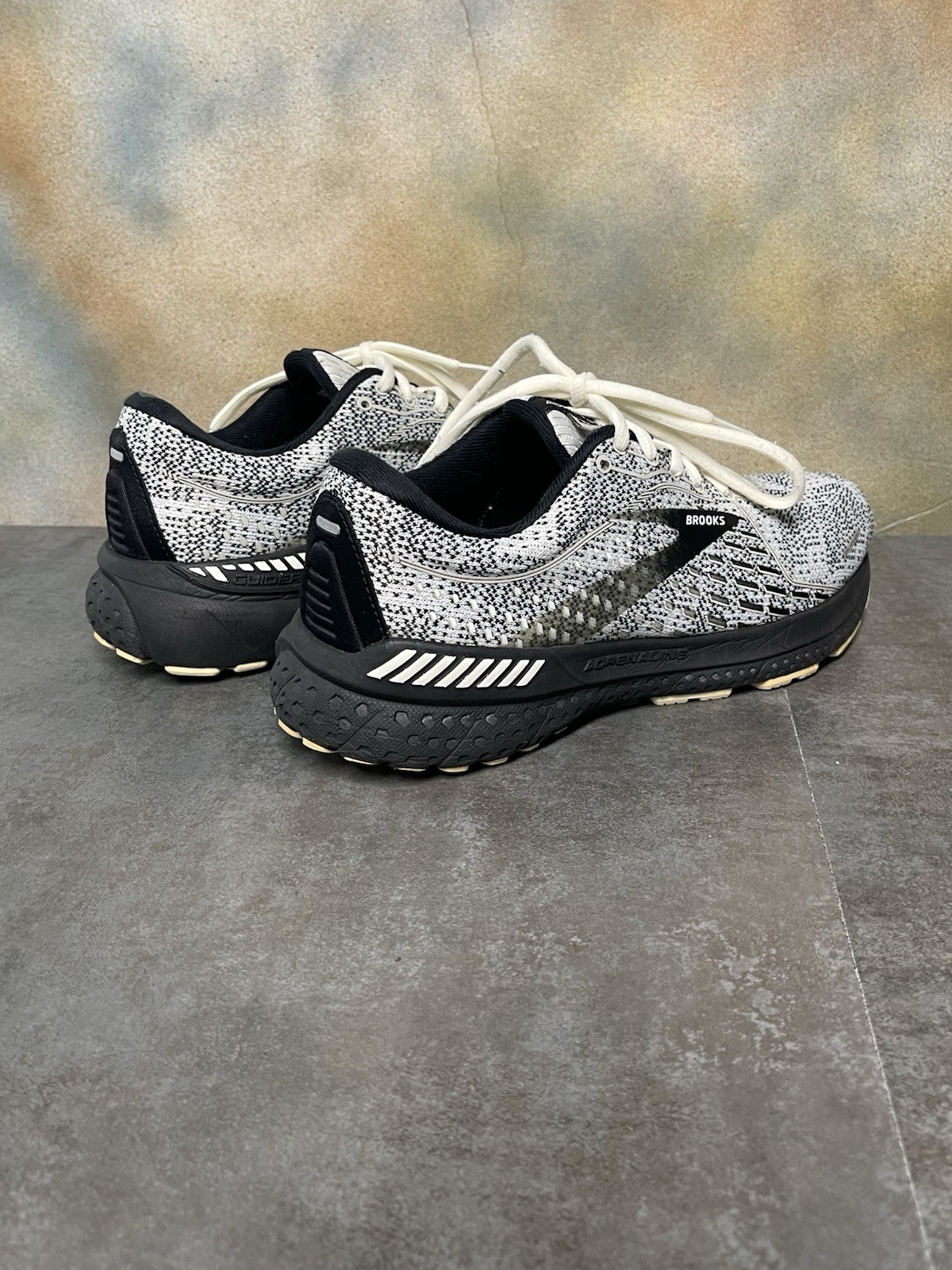 Brooks Adrenaline GTS 21 Women’s White & Black Sneakers 1203291B135 Size 8B