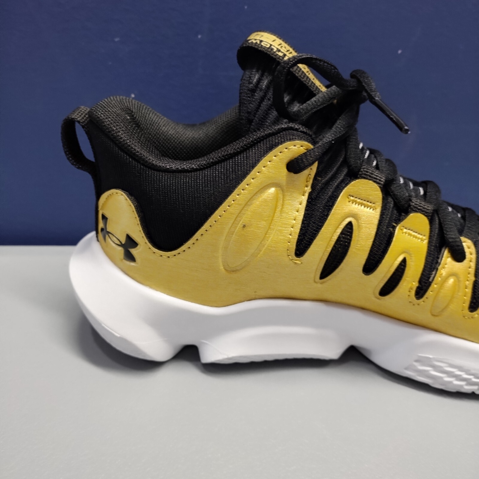 Under Armour Flow Breakthru 4 Basketball Shoes 6.5 Womens Black Gold 3026641-001