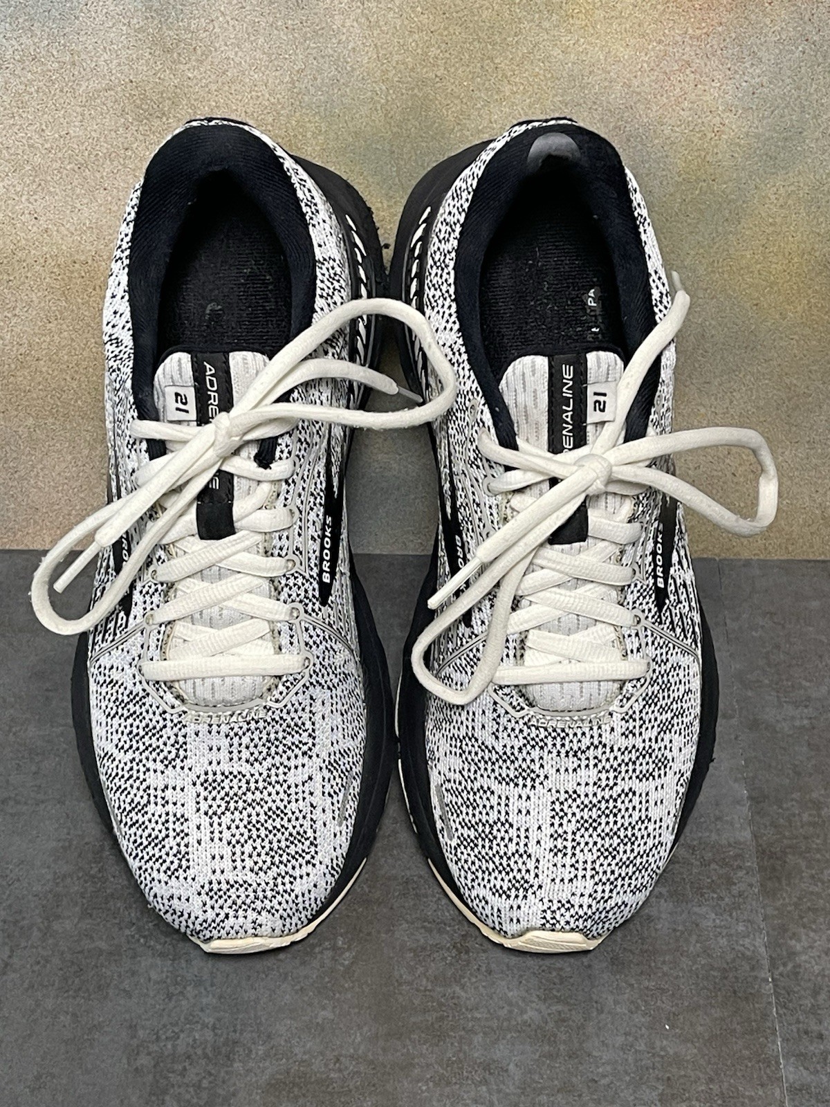 Brooks Adrenaline GTS 21 Women’s White & Black Sneakers 1203291B135 Size 8B