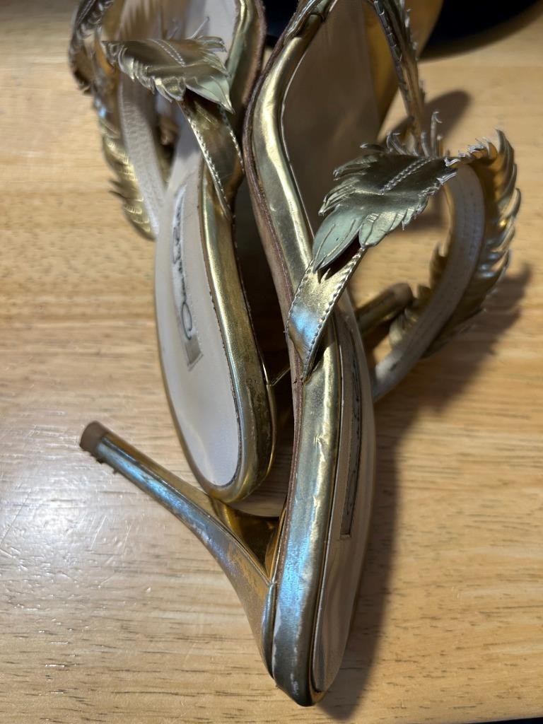 Womens Oscar de la Renta Gold Leather Feather Embellished Heeled Sandals 38 US/8