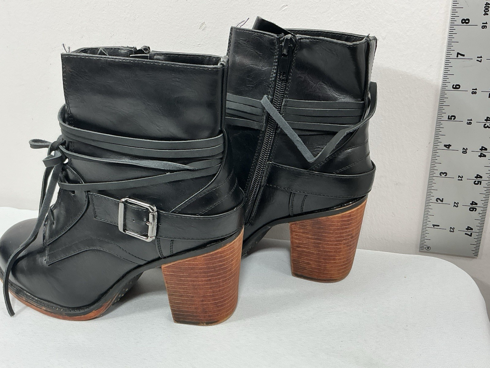 Womans Excellent Condition Celebrity Pink Duke Ankle Boots 7 W Black Block Heel