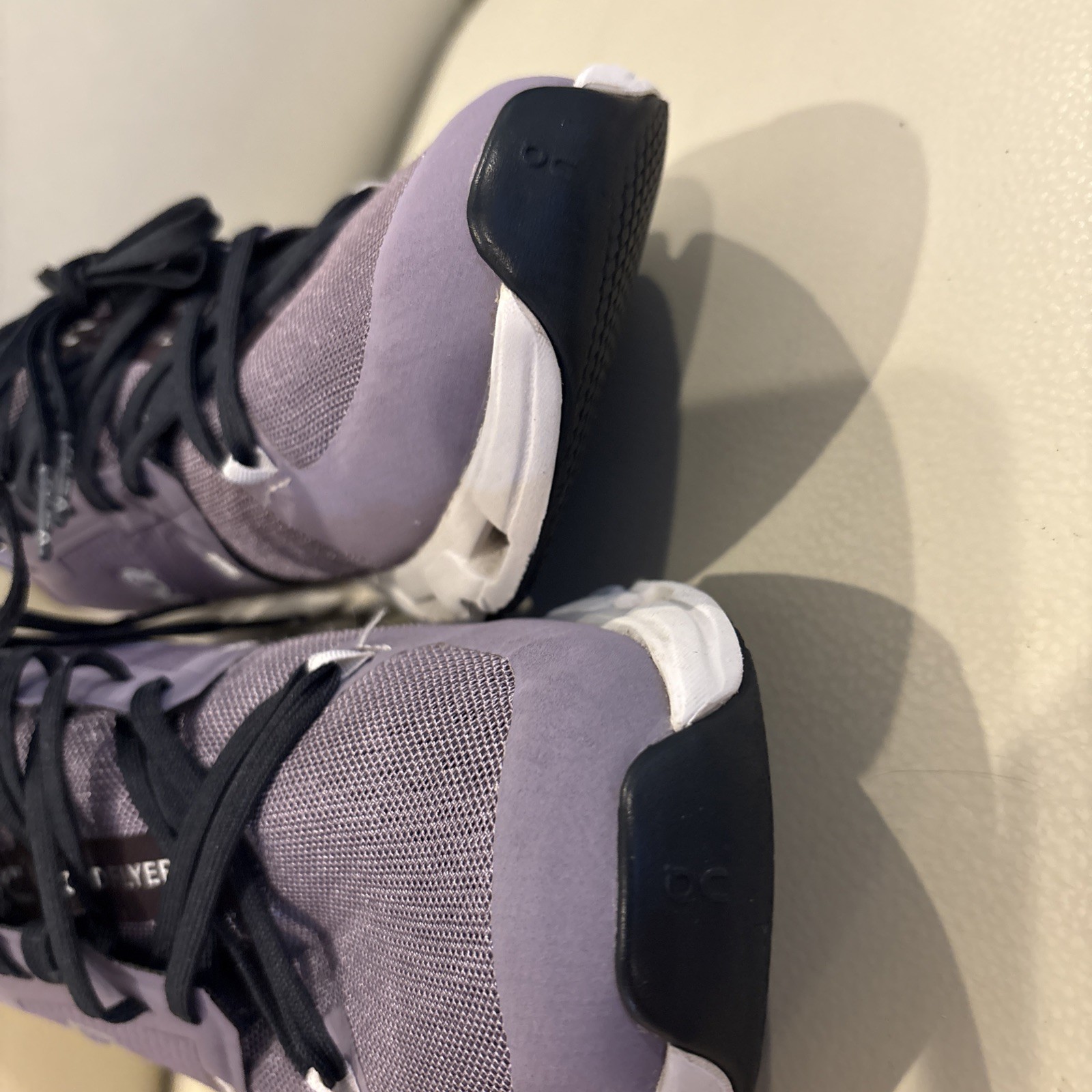 On Cloud/ Women’s Sz9 / Cloud Running Shoes / Lilac/black