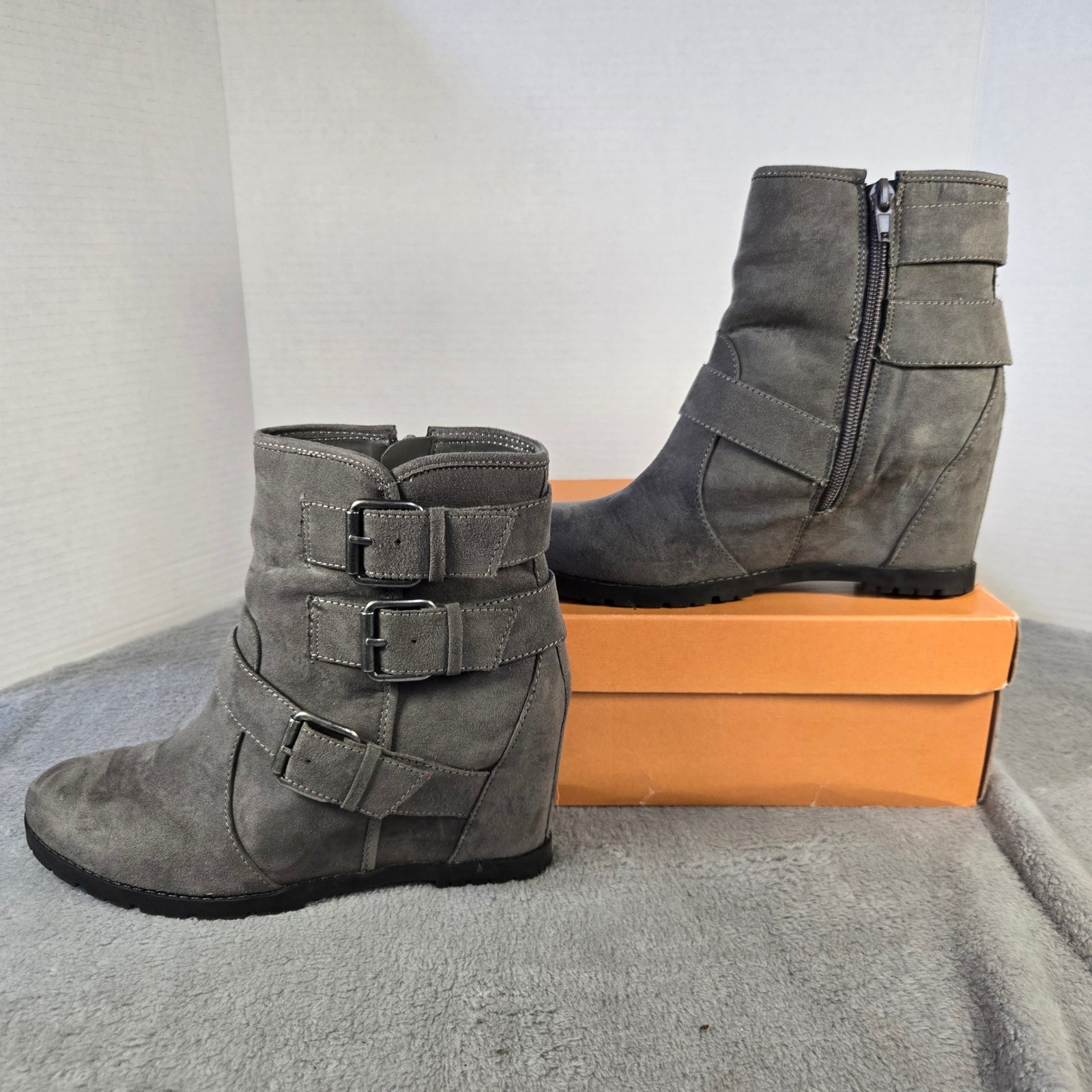 Unisa Unteritory-J Gray Wedge Ankle Boots Triple Buckle Faux Suede Womens 6.5 M