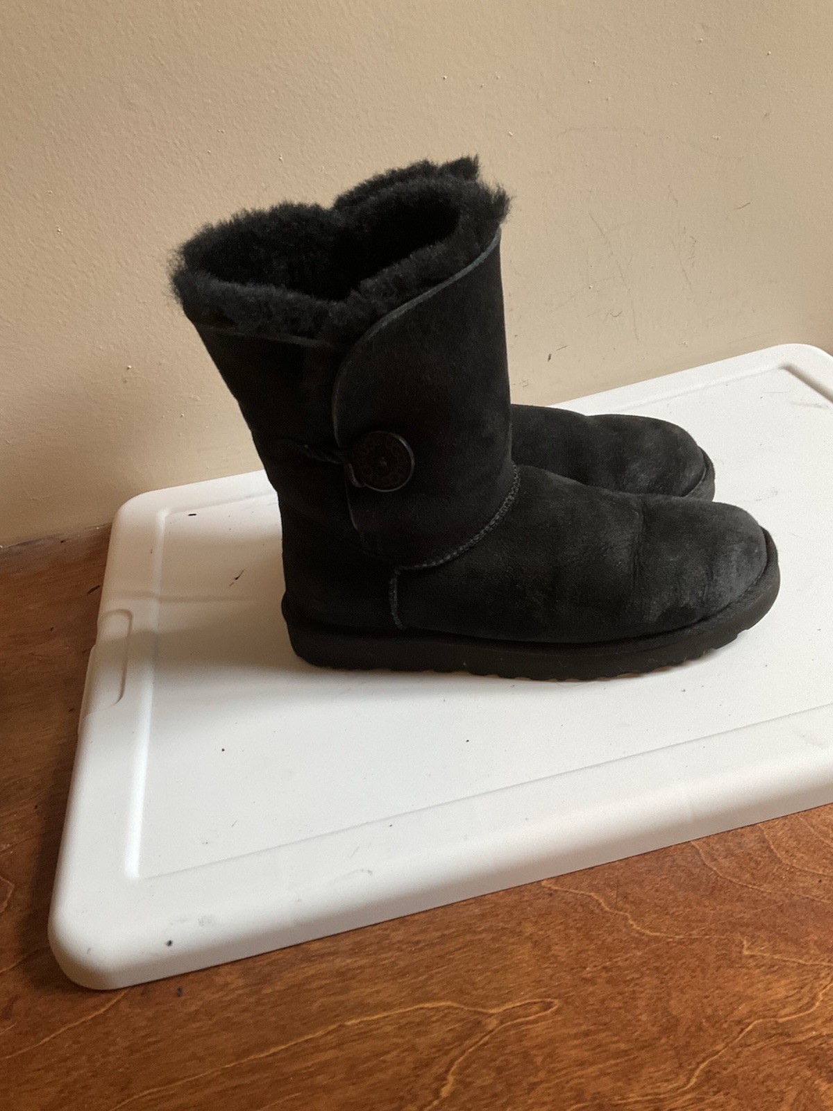 UGG Australia Bailey Button 5803 Black Sheepskin Shearling Boots Womens 8