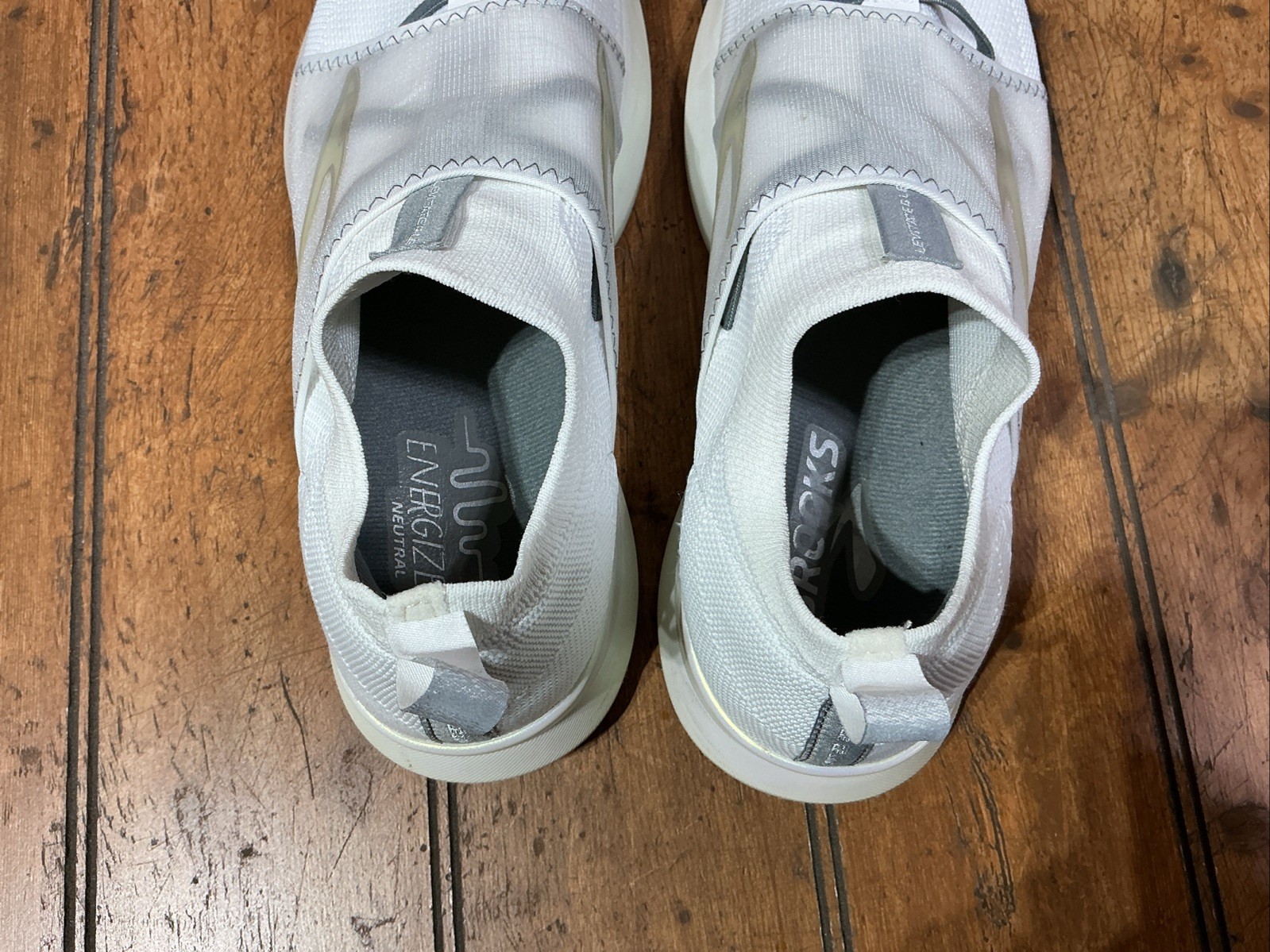 Brooks Levitate 4 LE Womens Size 10 White Silver Athletic Running Shoes Sneakers