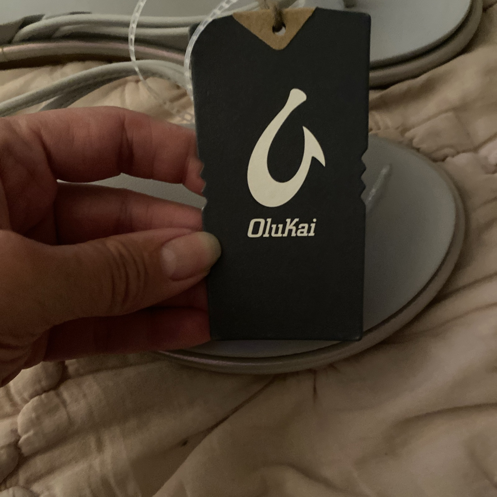 OLUKAI IRIDESCENT/VAPOR ‘AKA KNOTTED STRAPS BEACH/POOL FLIP FLOP SANDALS 9