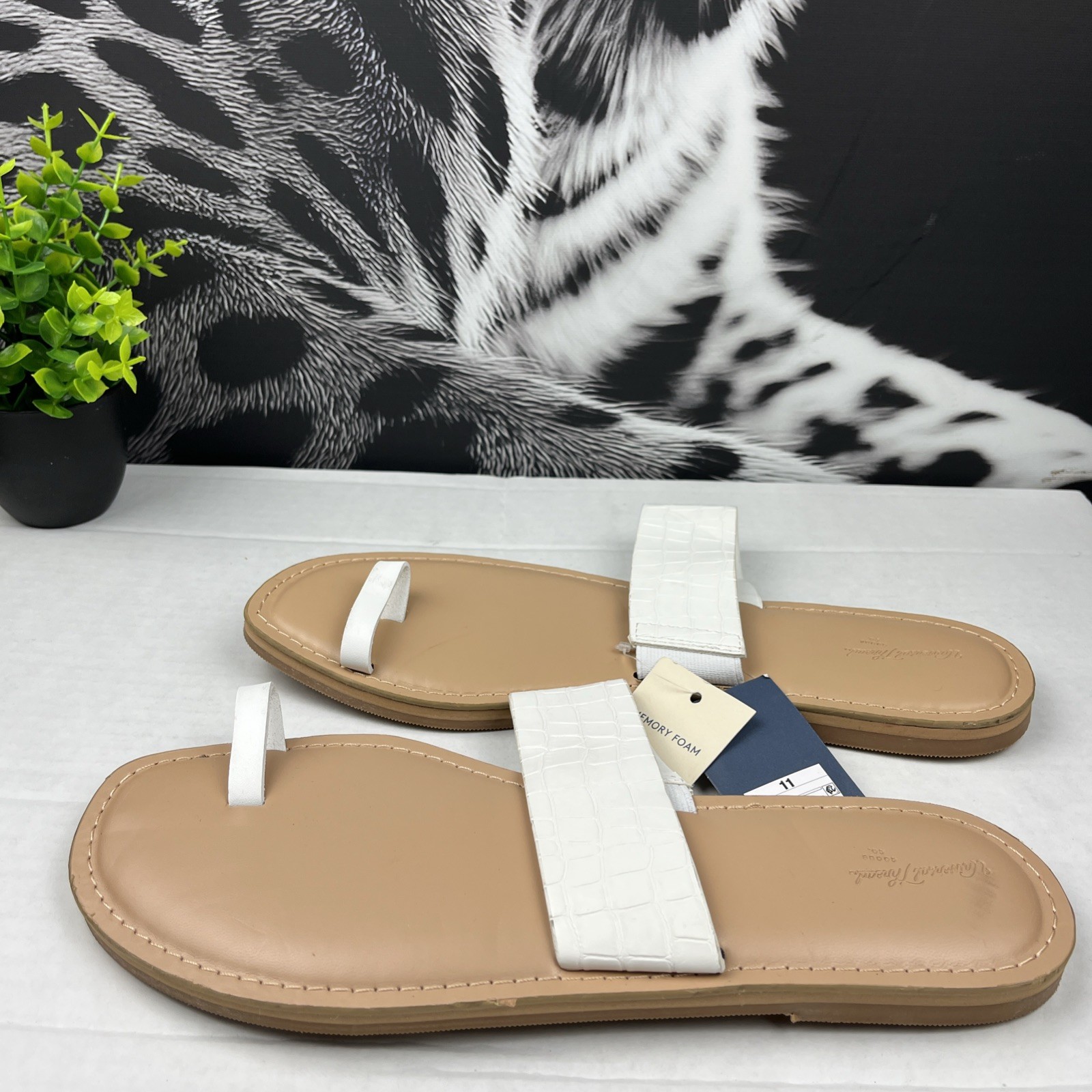 Universal Thread Women’s Juno Toe Ring Flat Sandals White [Insert Size 11
