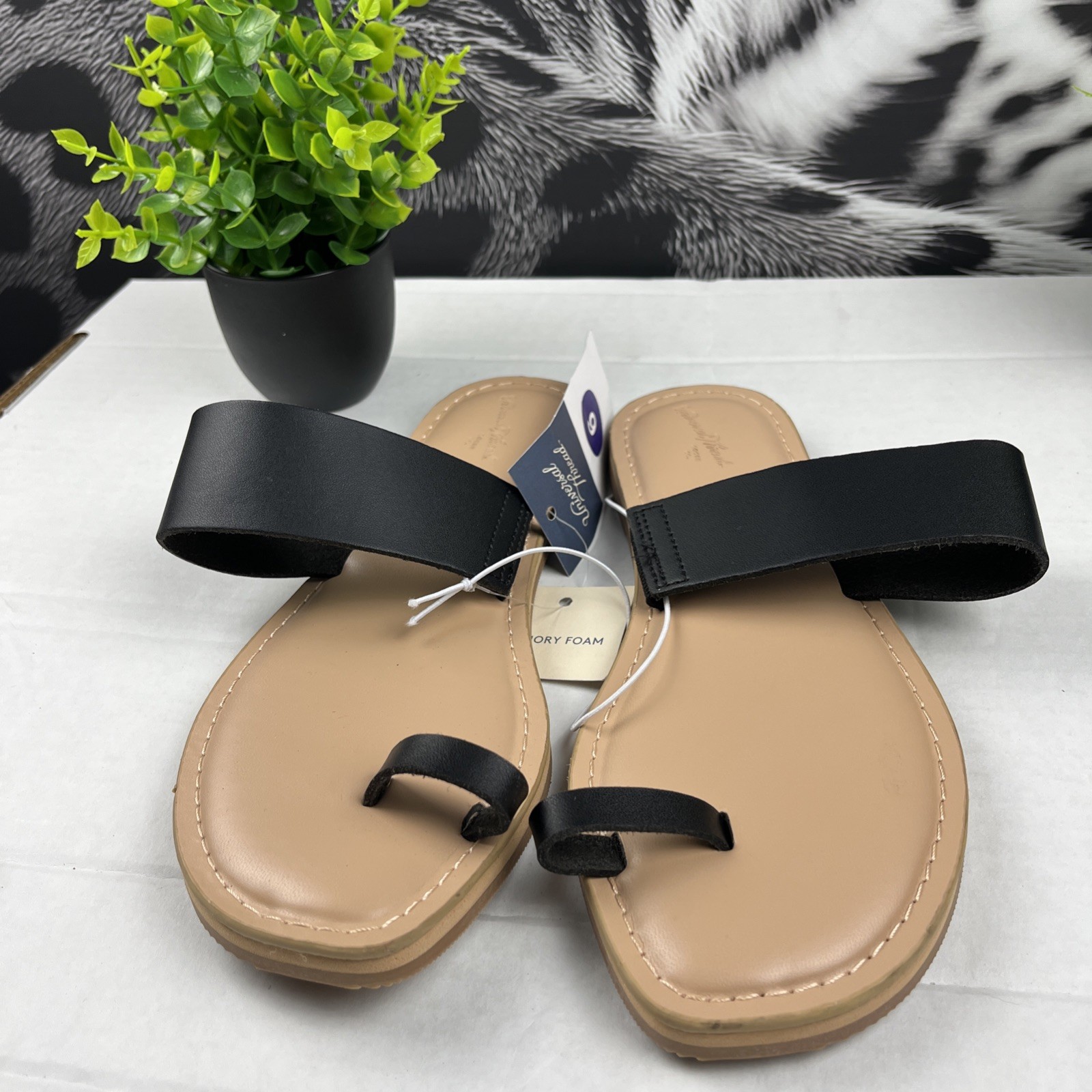 Universal Thread Juno Toe Ring Flat Sandals Black Women’s Size 6 NWT Memory Foam
