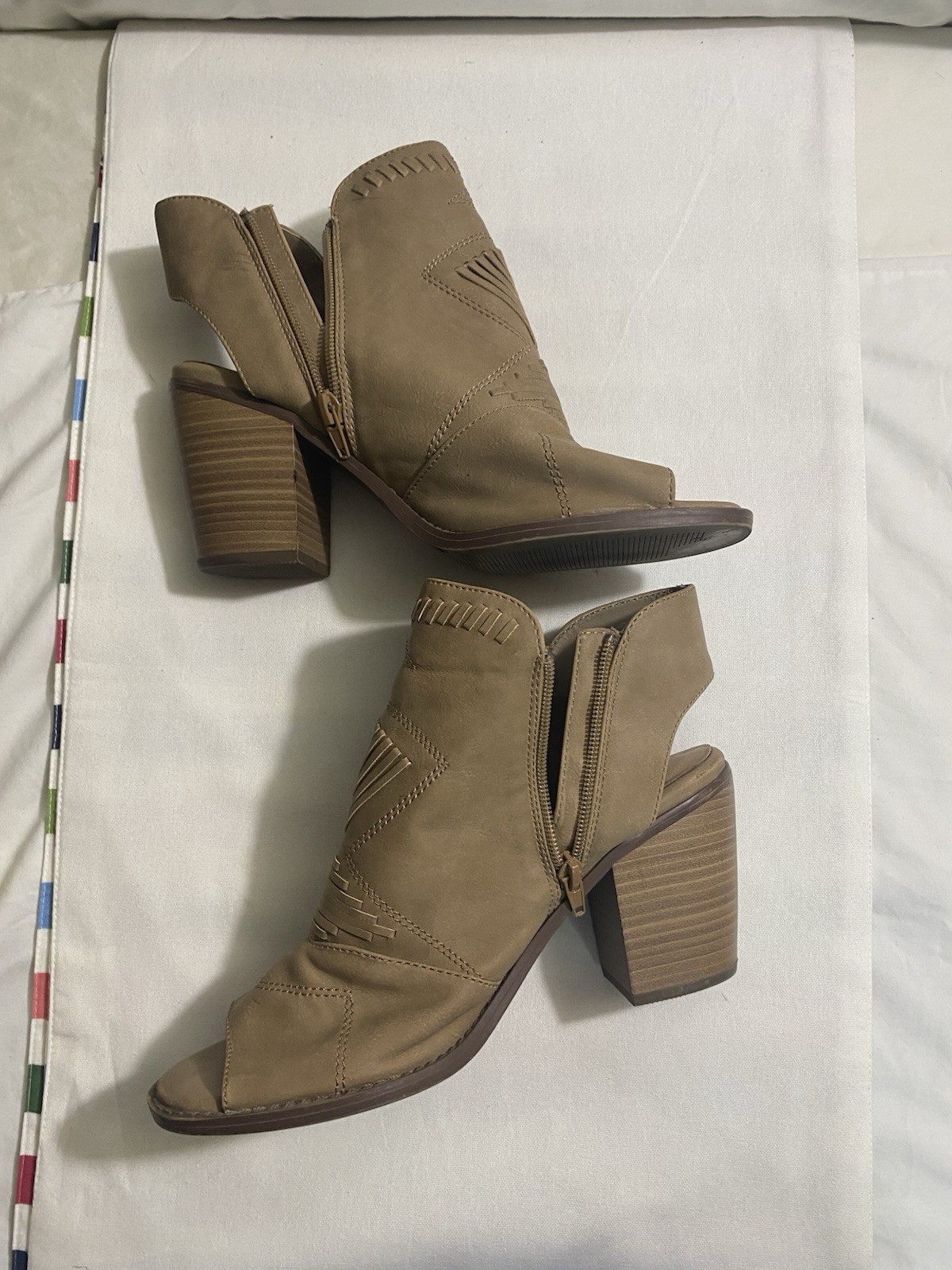 David Aaron Womens Peep Toe Bootie Heels Tan Western Size 9.5 Block Heel