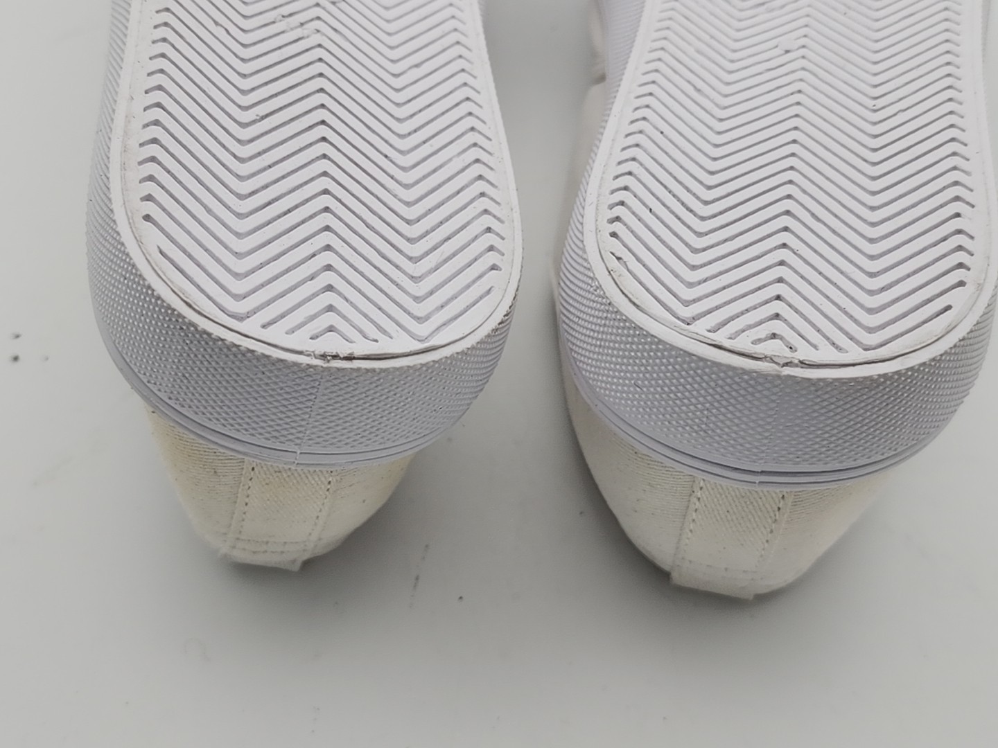 H &M White Canvas Sneakers Gym Shoes Women’s Size 7 SEE DISCRIPTION