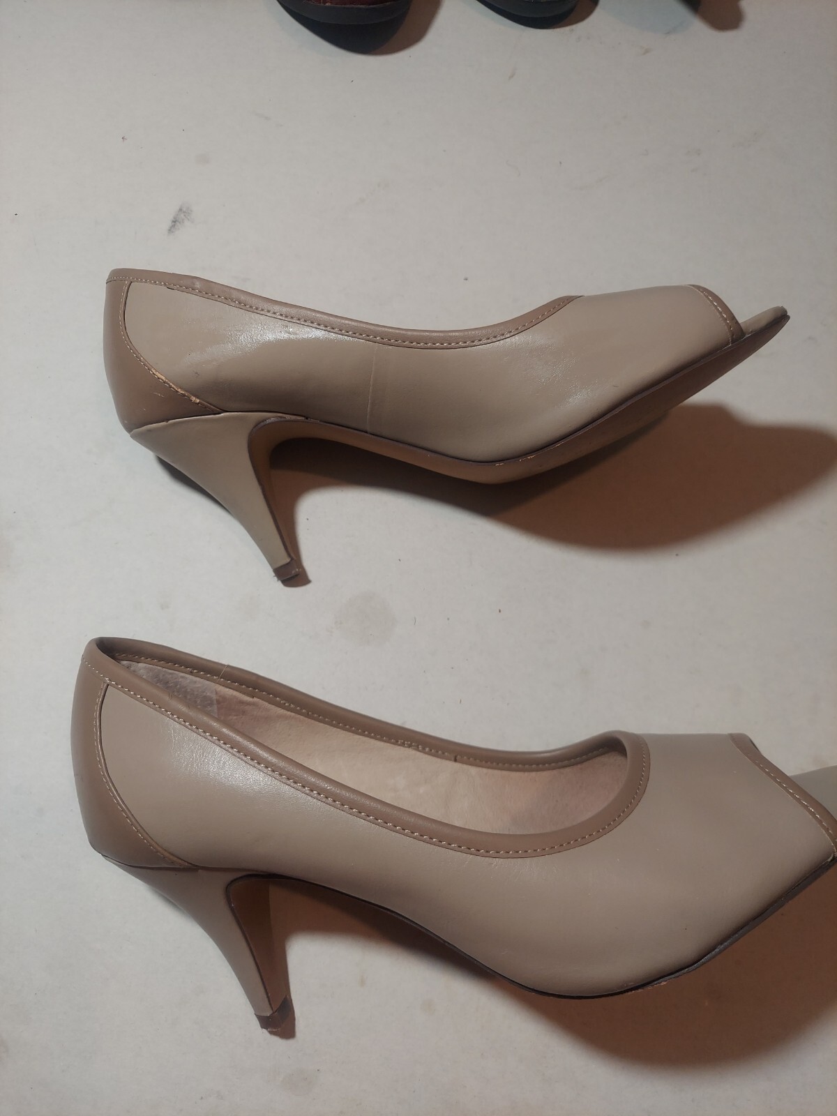 kelly katie shoes sz 6.5M color beige bella PU upper leather lining/ sock