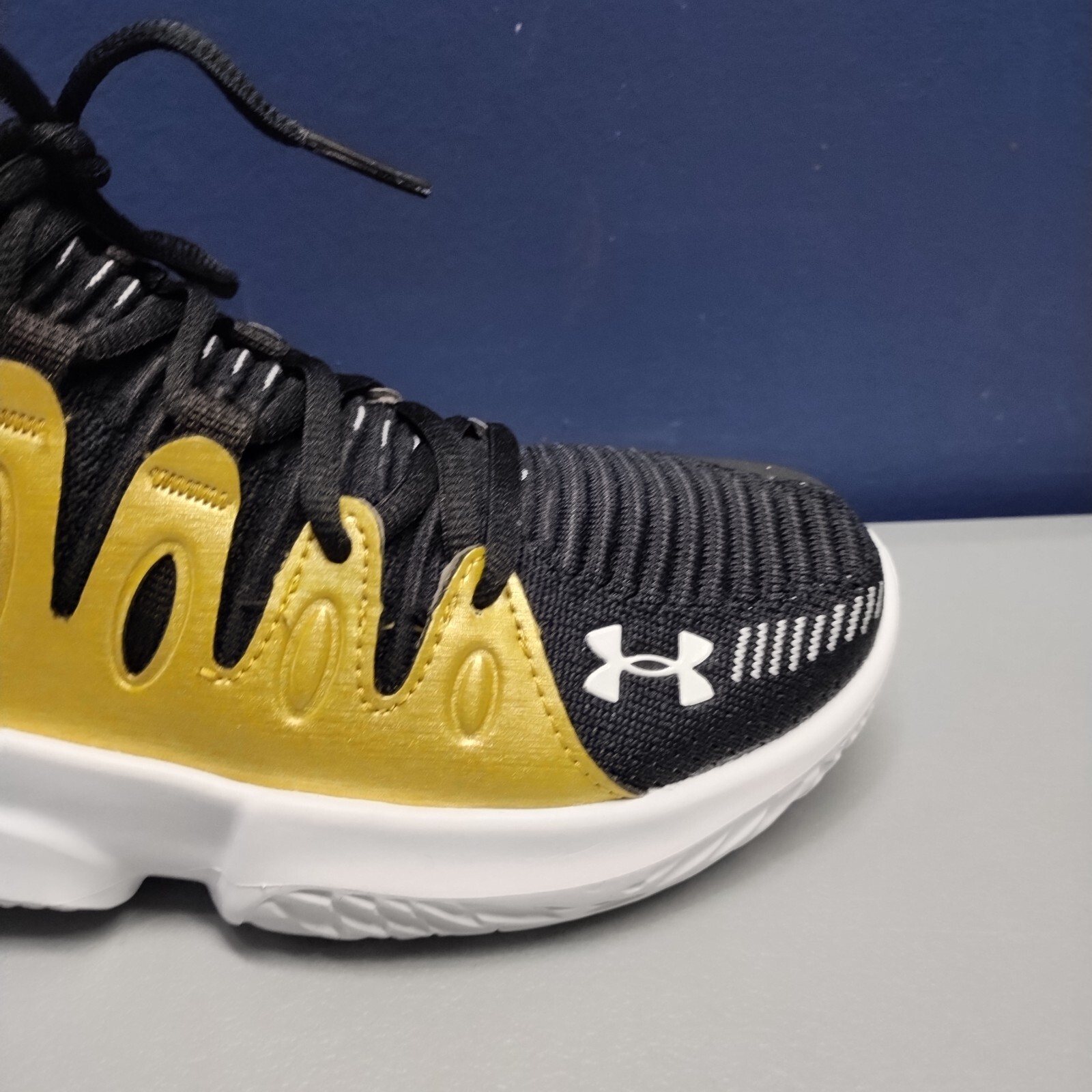 Under Armour Flow Breakthru 4 Basketball Shoes 6.5 Womens Black Gold 3026641-001