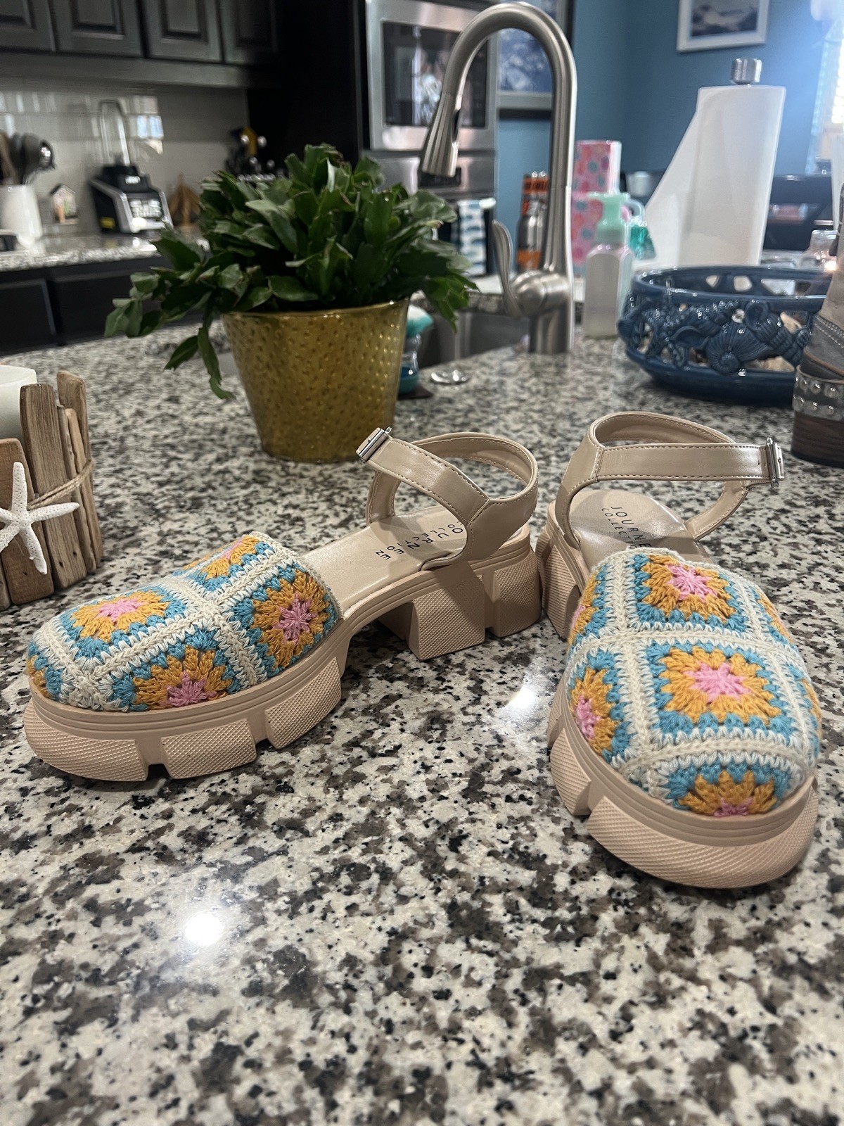 EXCELLENT CONDITION Journee Collection Dorit Women’s Crochet Platform Sandals