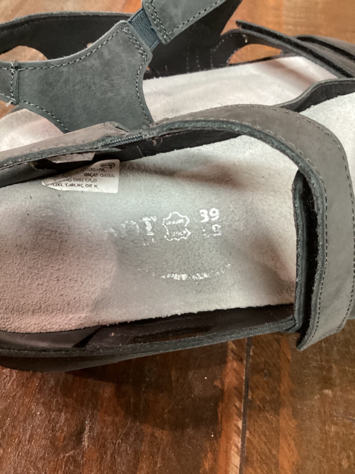 New Naot Women’s Whetu gray nubuck leather strappy sandals flats sz 39/8.5-9