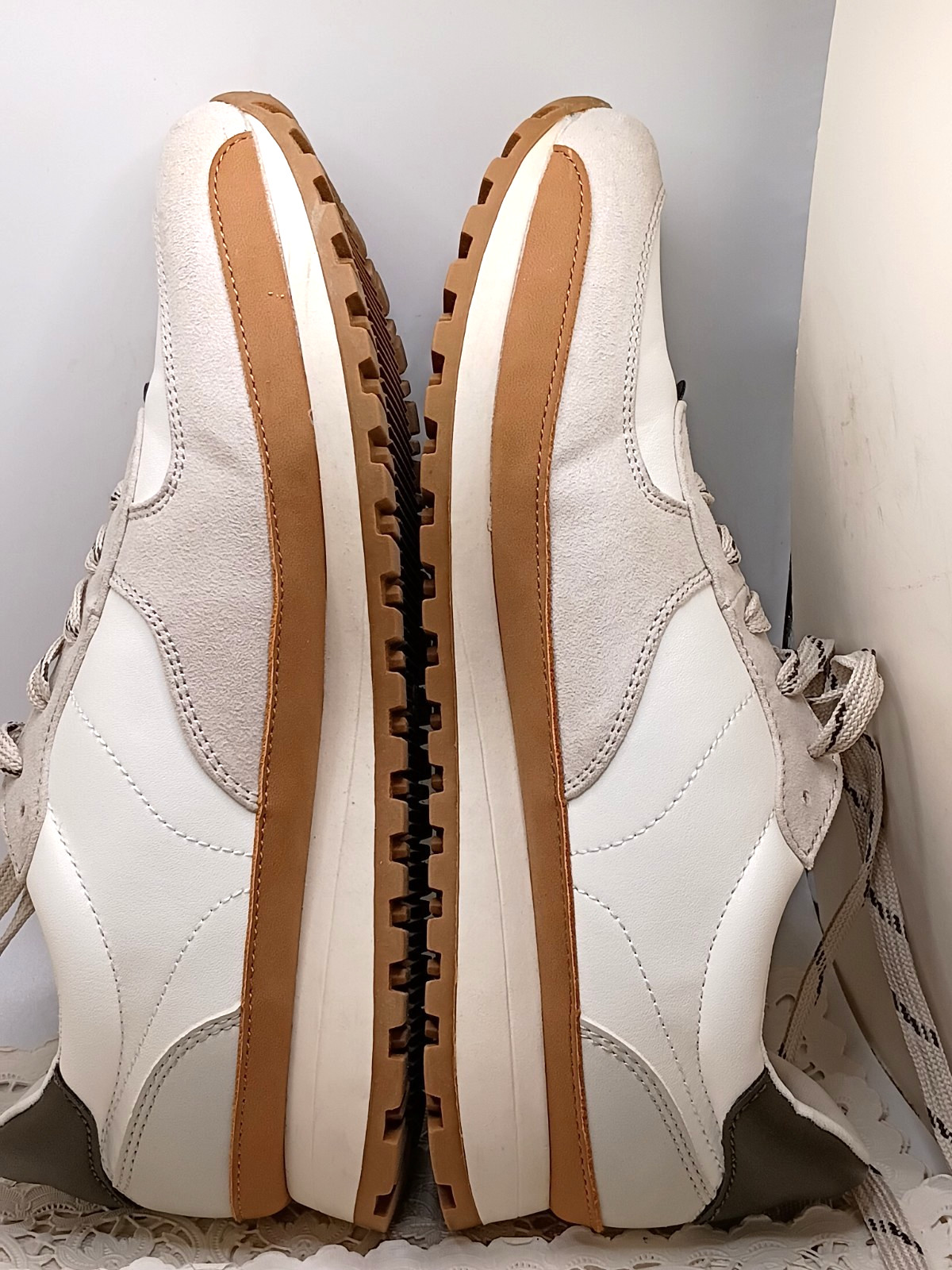 Universal Thread Women’s Size 9.5 Maria White / Gray /Brown Memory Foam Sneakers