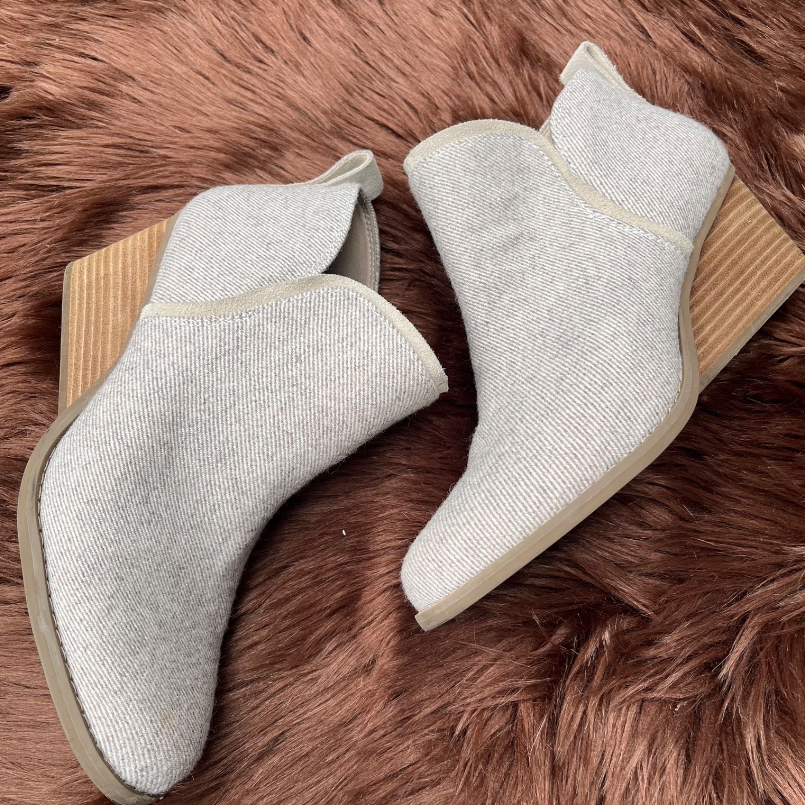 TOMS Kaia Wedge Bootie; Size 7.5; Oatmeal Tweed Shimmer