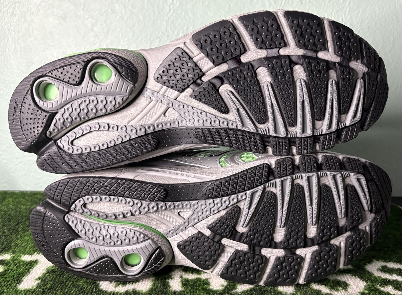 US Men’s 10/Women’s 11 – Adidas Adistar Control 5 «Green Silver» KI8589