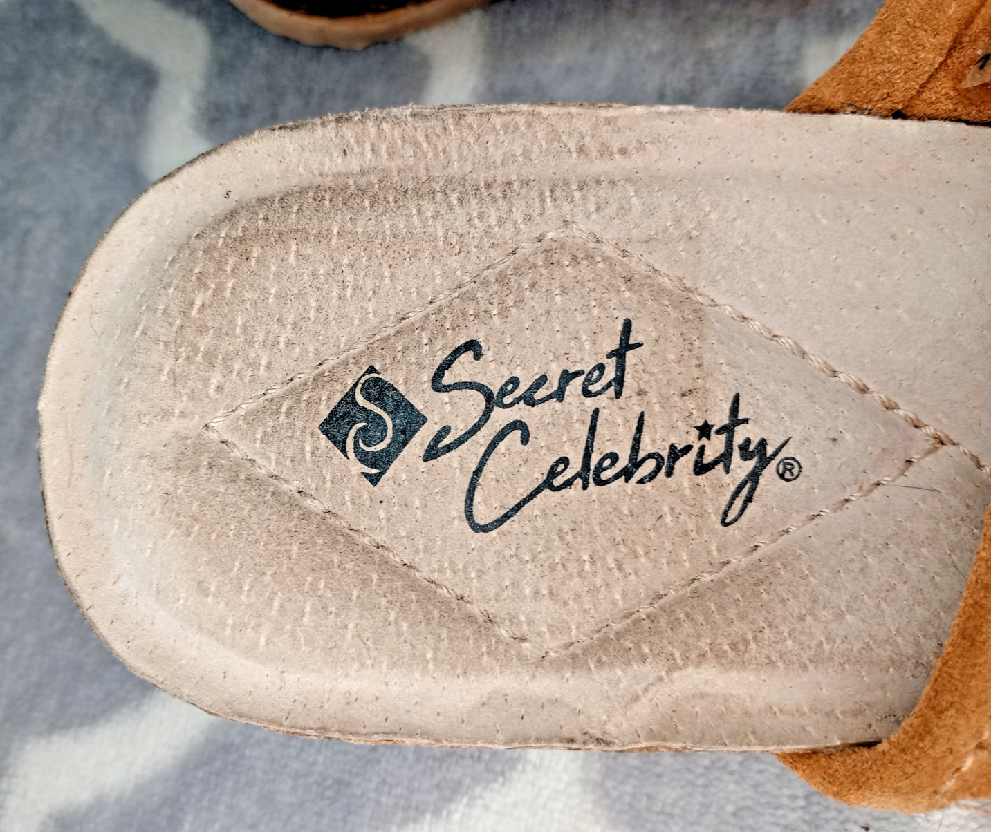 Secret Celebrity Ladies Memory Foam Wedge Sandals Slip On Brown/Tan 7 1/2