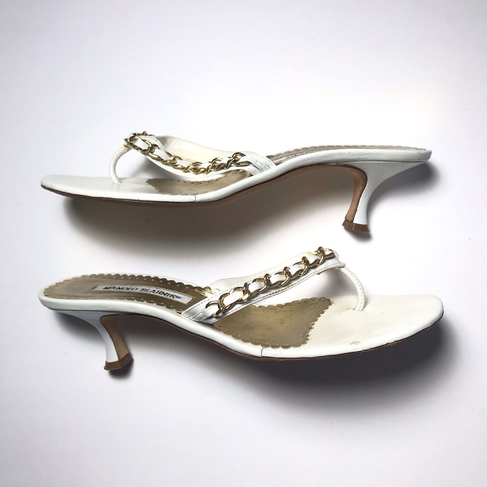 Manolo Blahnik Y2K Vintage Gold Chain White Leather Thong Kitten Heels 37.5