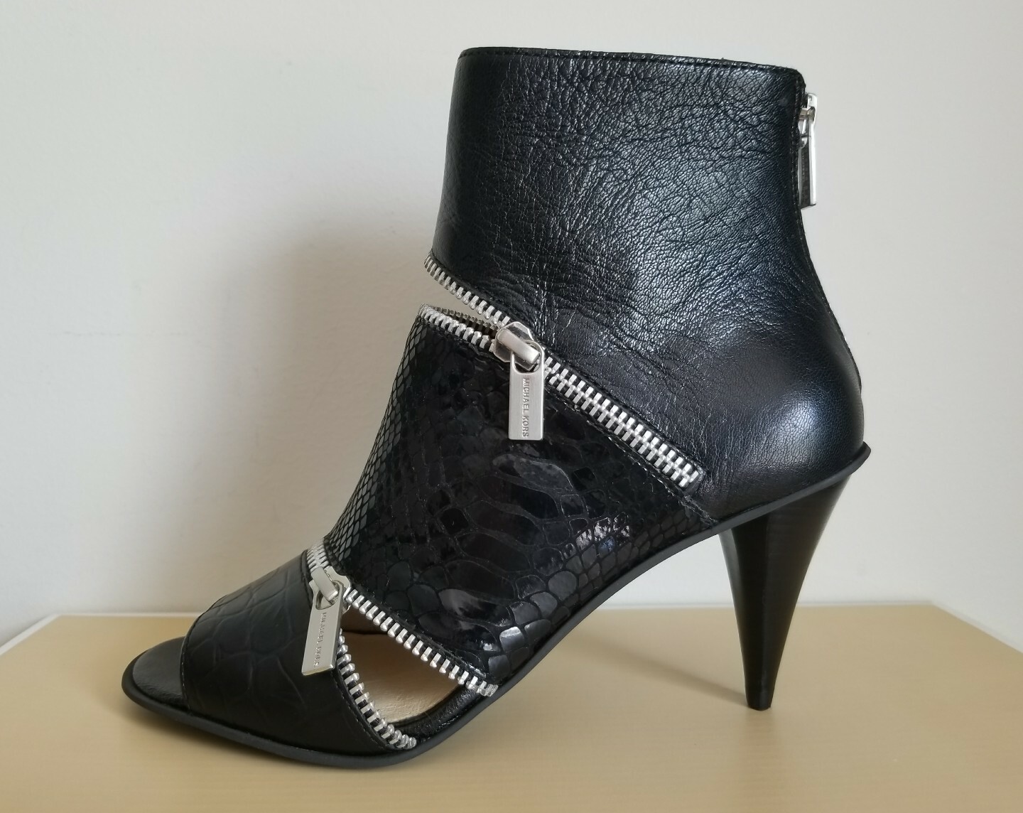 Michael KORS DOWNTOWN FUNKY SNAKE MK LOGO ZIPPER BOOTIES 6.5 I LOVE SHOES