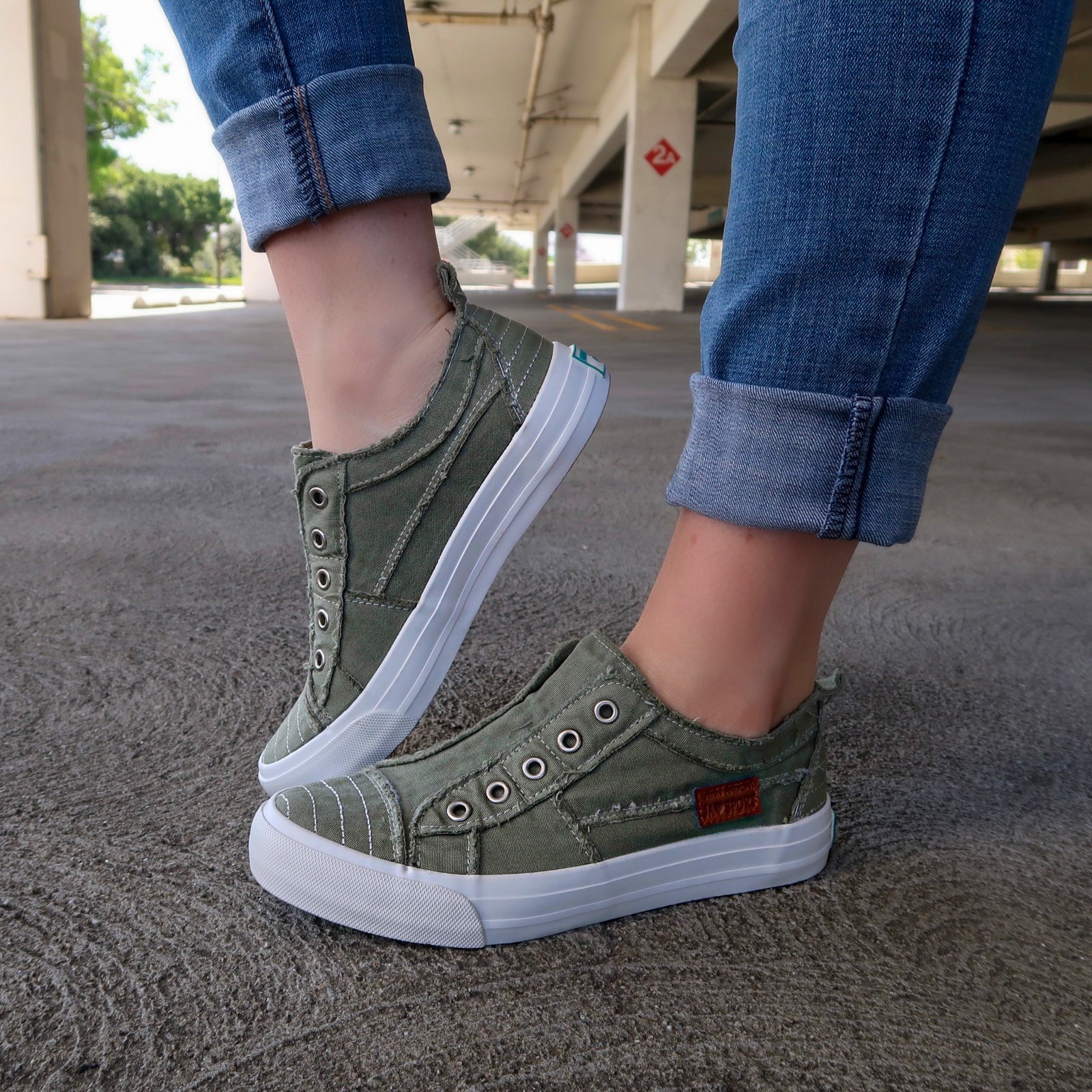 New Women Shoes Low Top Tennis Canvas Sneakers Unisex Fashion Slip-on Flats