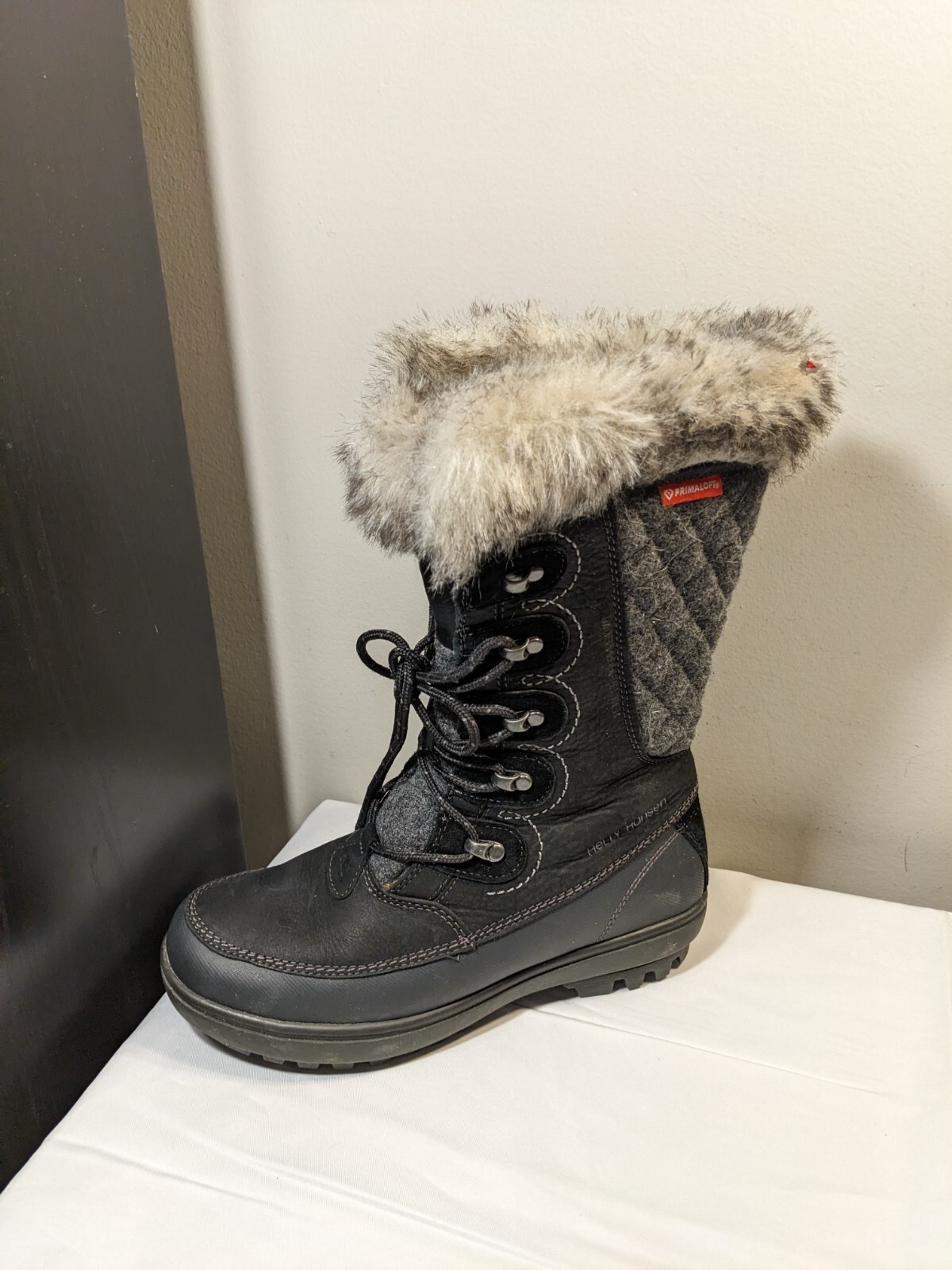 Helly Hensen Winter Snow Boots – Mimatched Sized – US Womens Left 7 & Right 8