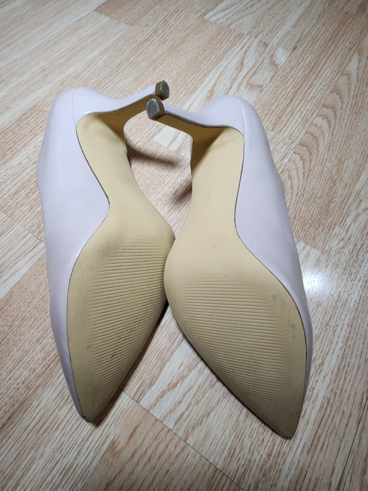 BCBGeneration size 8.5 pale pink nude pointed toe patent leather pumps heels