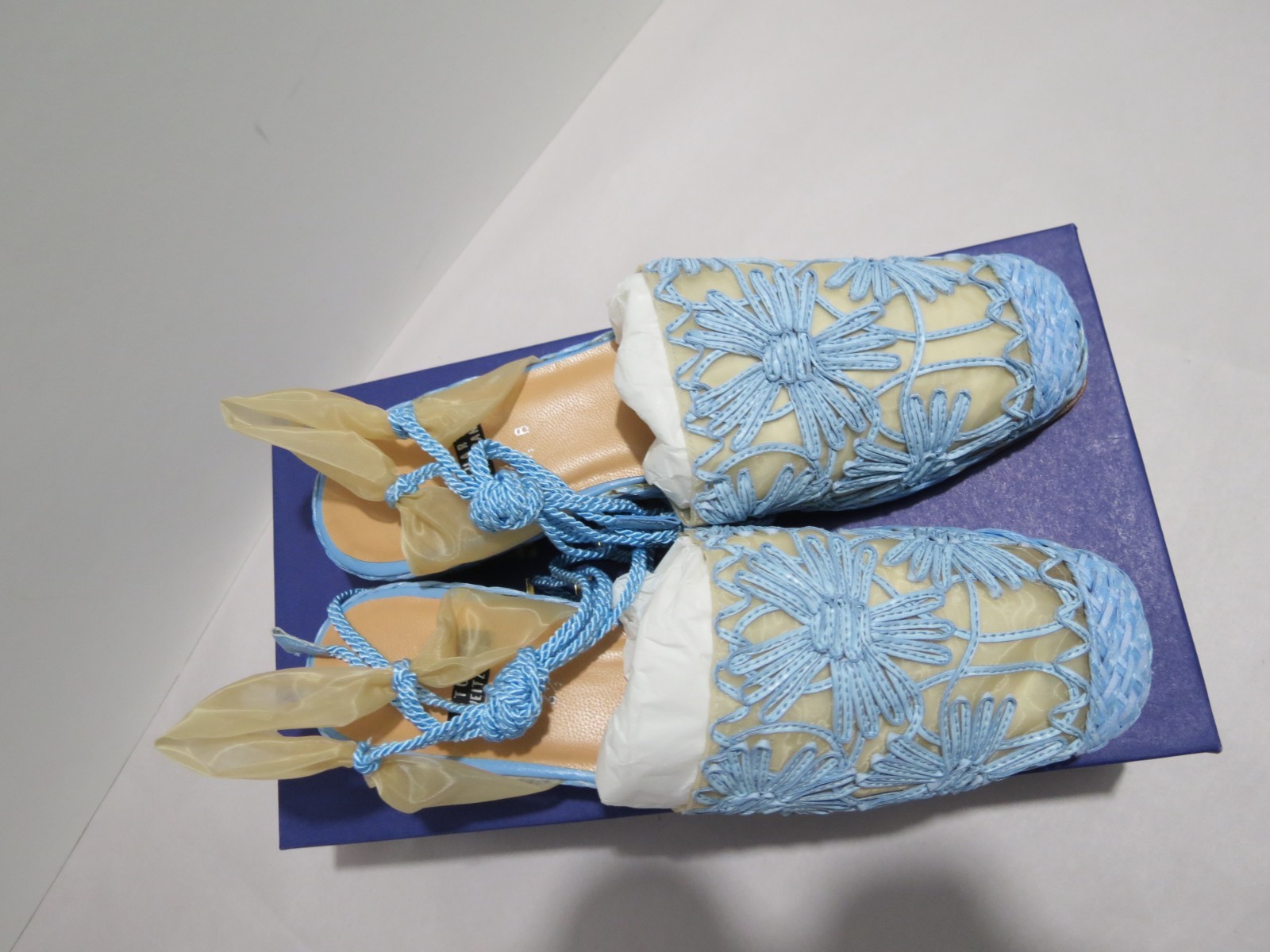 Stuart Weitzman PANSY SKY LANIARD 6.5 B