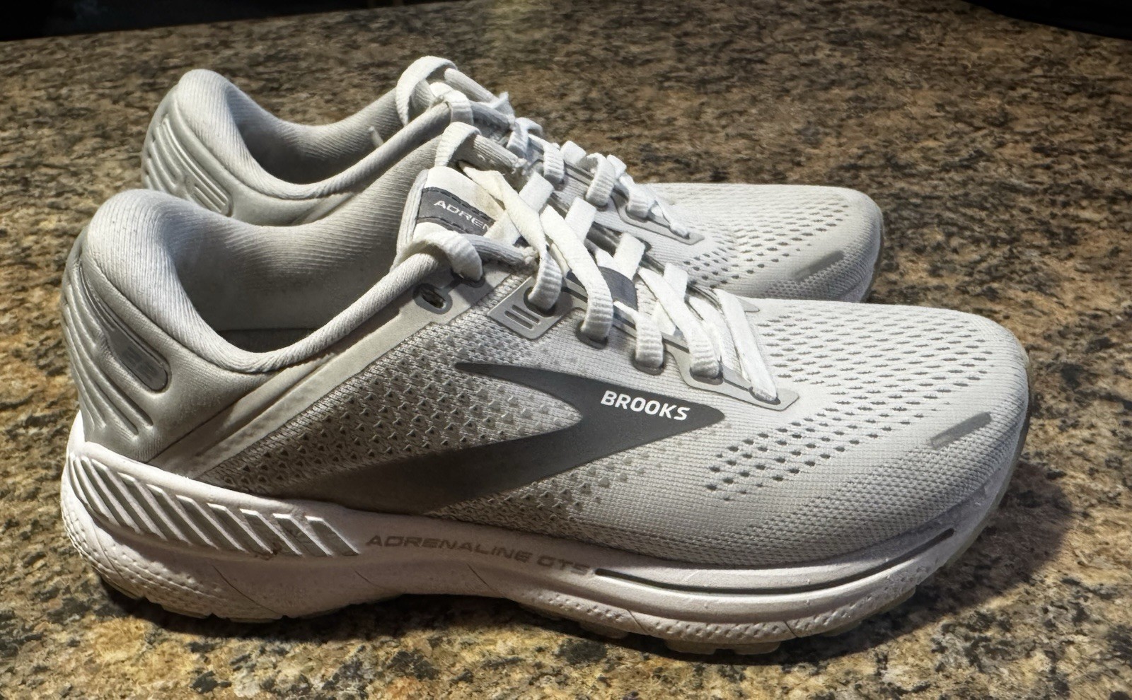 BROOKS ADRENALINE GTS 22 Size 6.5B Medium Width White & Gray Running Shoes Walk