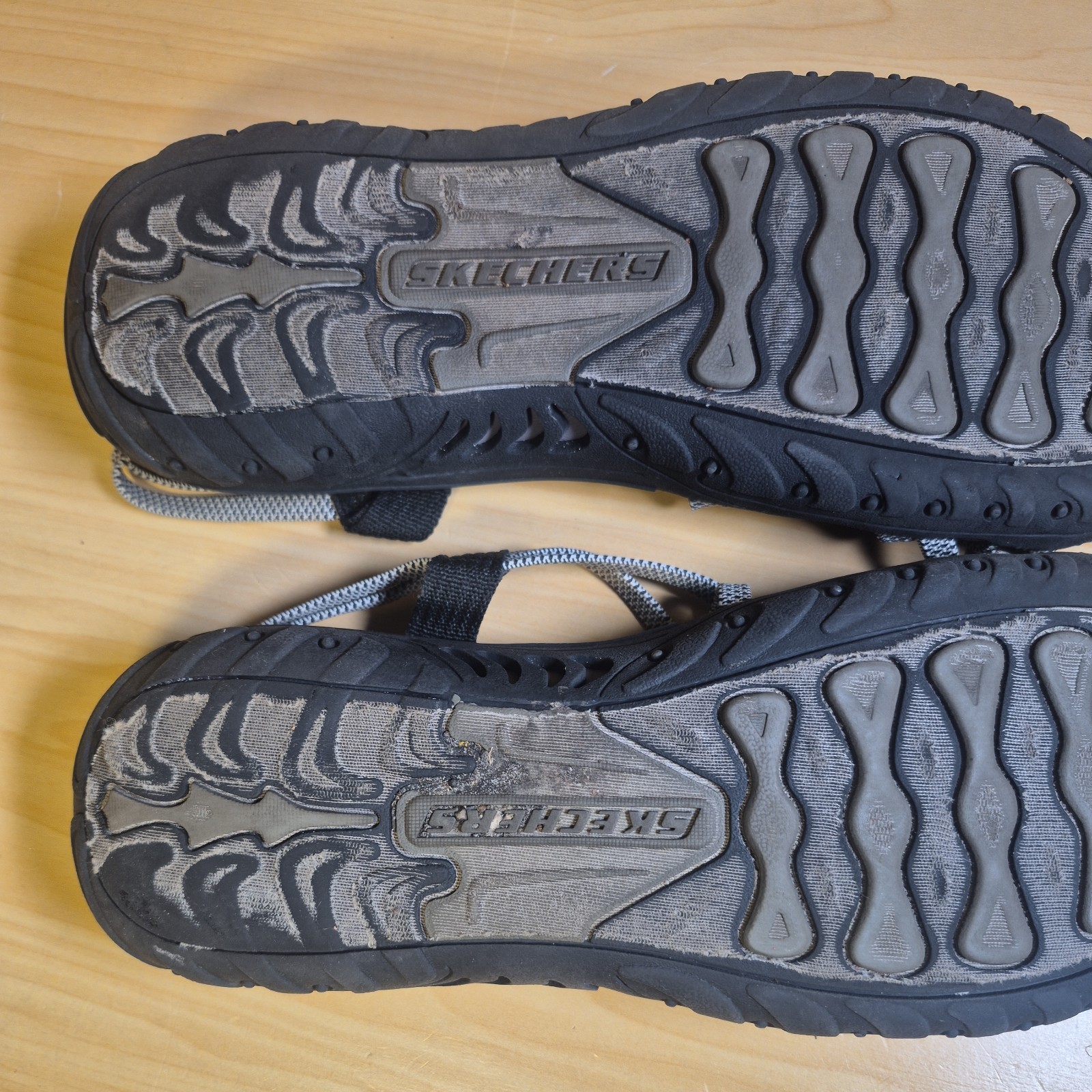 Skechers Women’s Size 9 Reggae Perfect Duo Black/Gray Strap Sandals Buckle Clasp