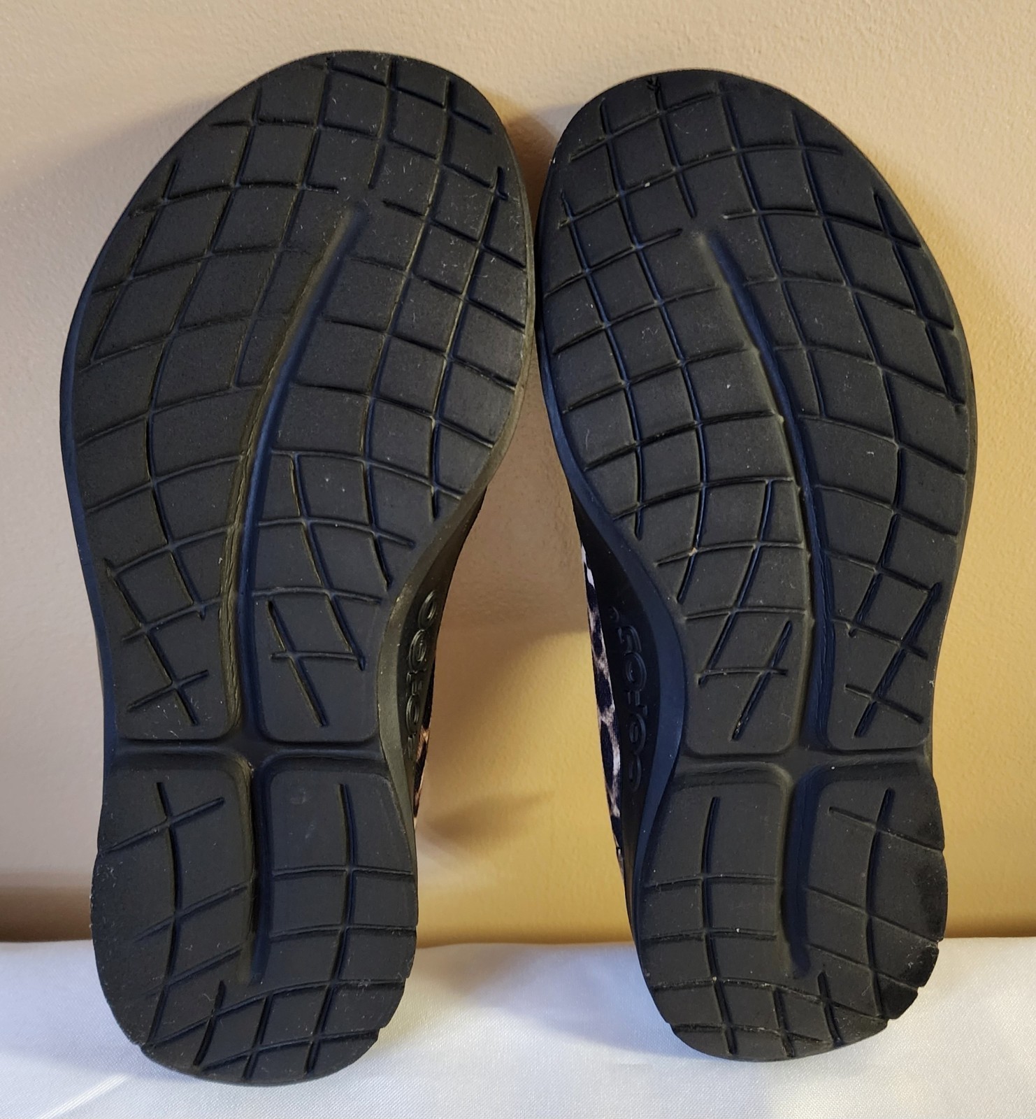 OOFOS OOmg eeZee Low Women’s Size 40.5 Leopard Recovery Shoe fits like size 9.5