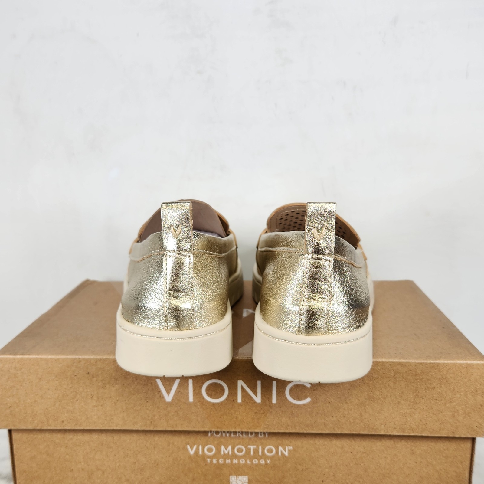7 WOM – Vionic Uptown Perf – Gold LEATHER