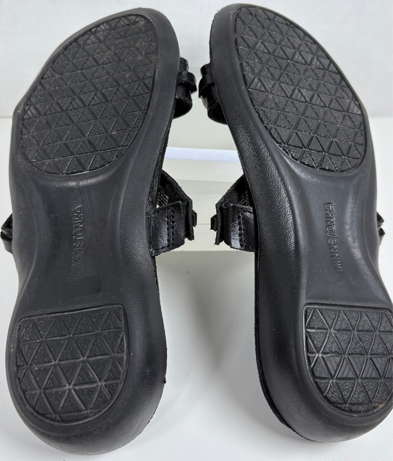 Minnetonka Black Leather Sandals, Silver Tone Conchas Southwestern, size 7.5