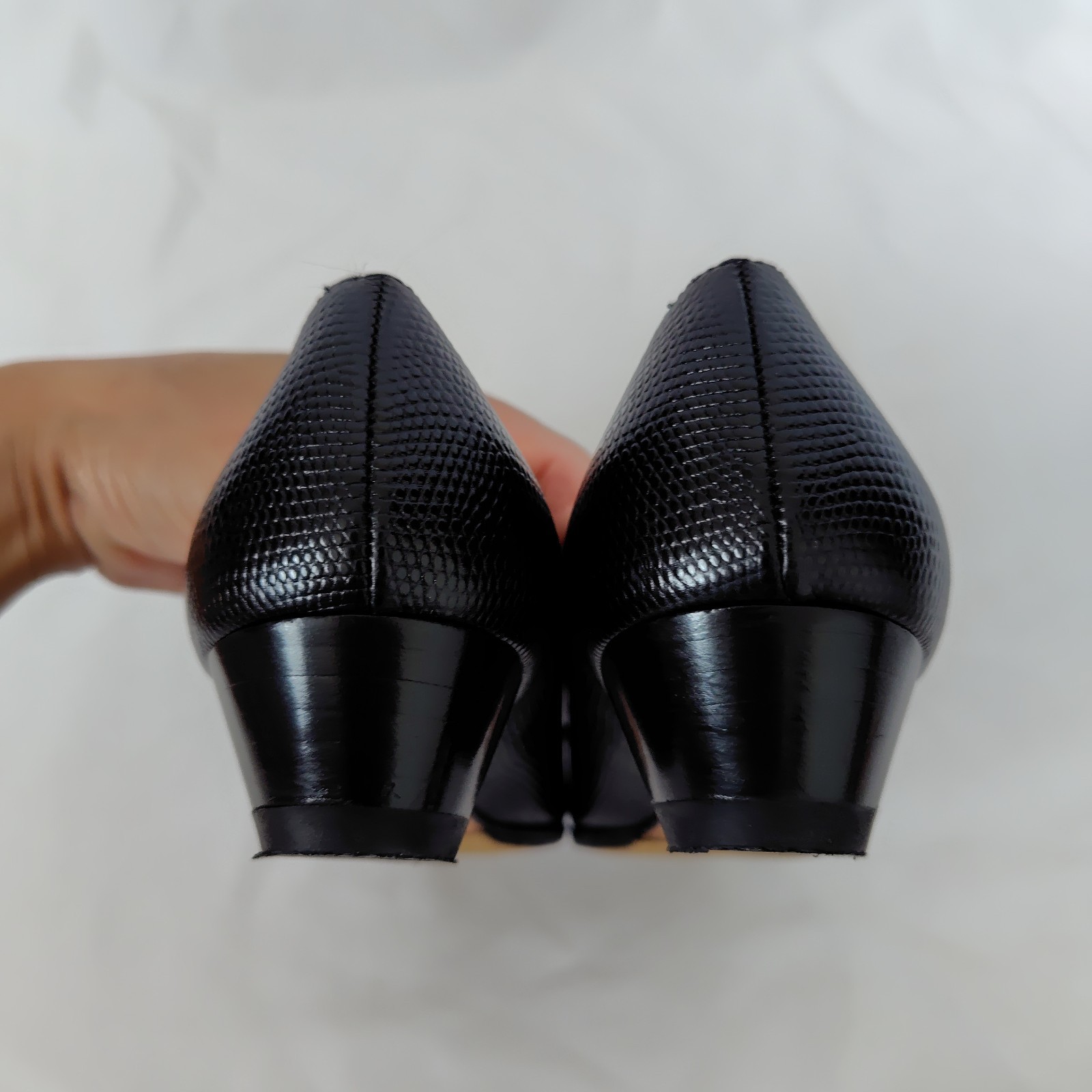 Salvatore Ferragamo Vara Lizard Embossed Black Leather Pumps Size 5.5B EU35.5