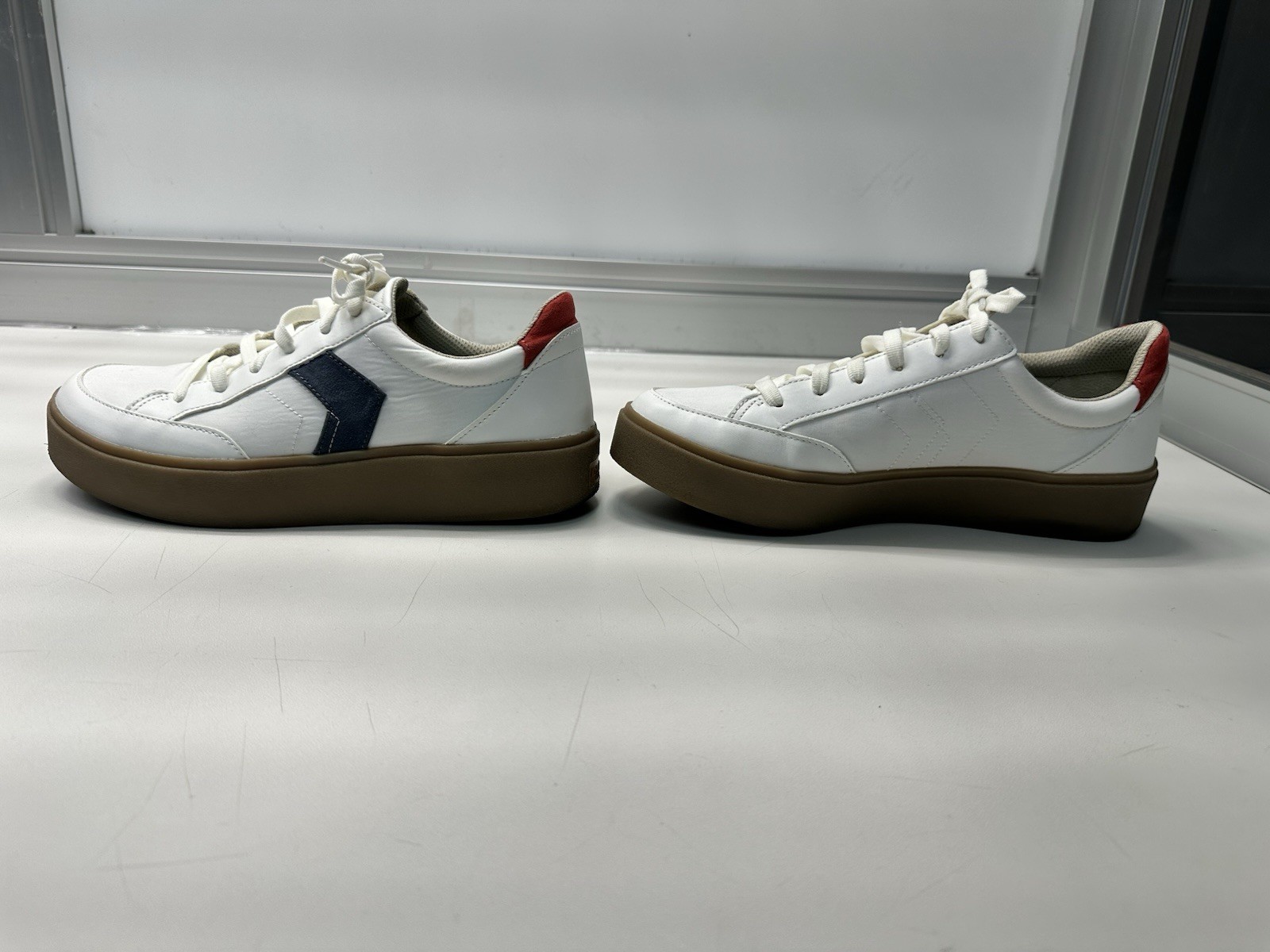 Dr. Scholl’s Women’s Madison Lace Sneakers Size 9. Features Blue, & Red