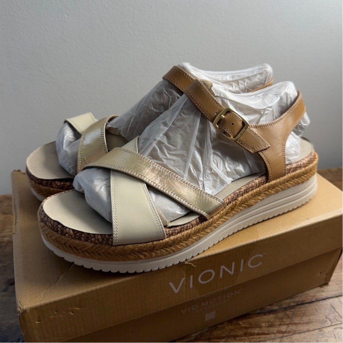 Vionic Mar Camel and gold sandals NIB size 11