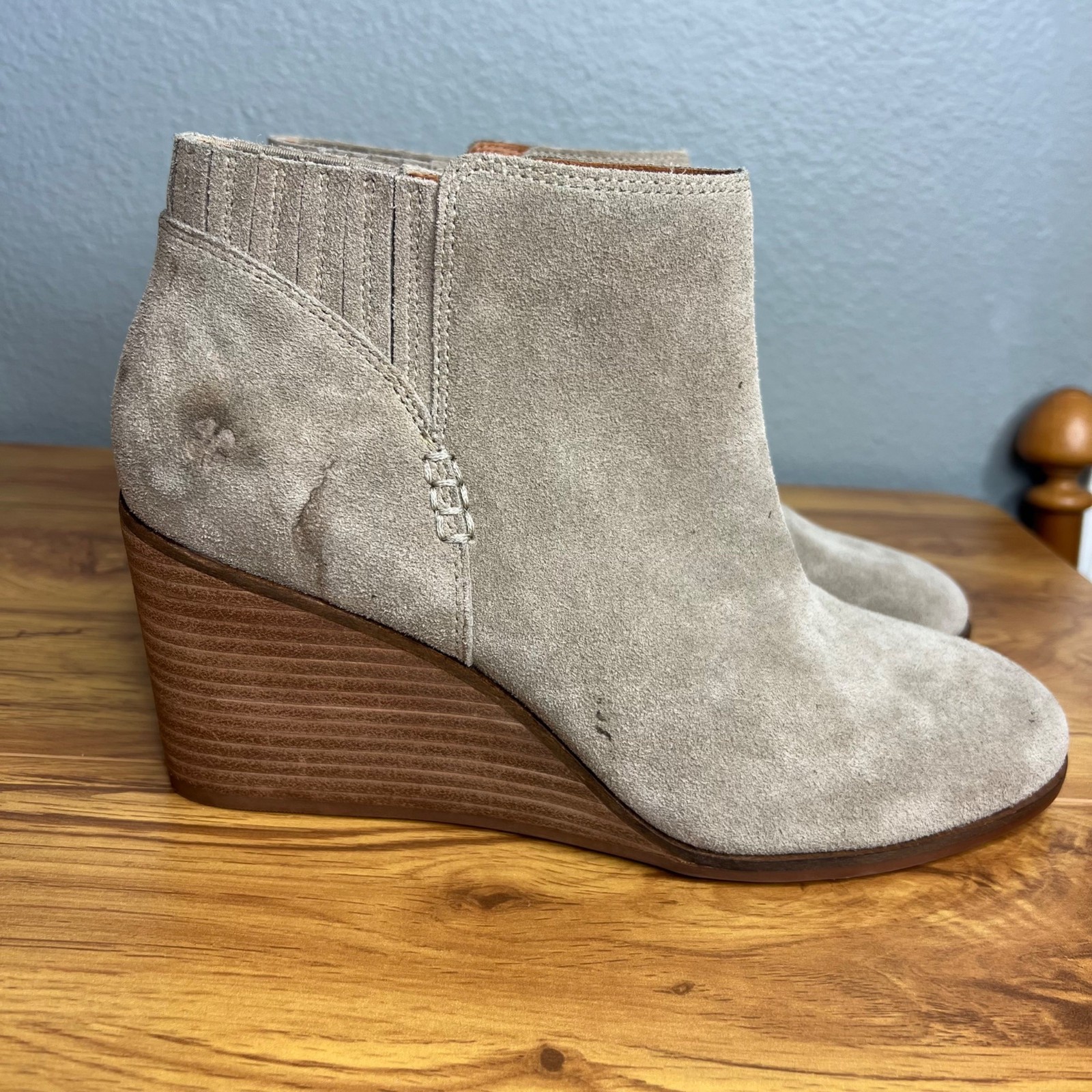 Lucky Brand Zorla Wedge Ankle Boot Size 10 Beige Suede Zip 3.25″ Heel NEW