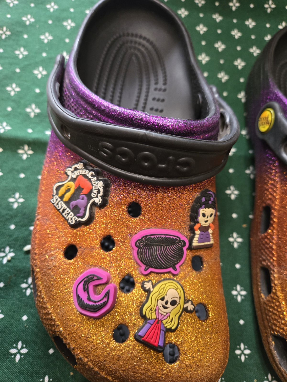 Disney Hocus Pocus Crocs Classic Womens Size 8 Clogs Sparkly Halloween *Read*