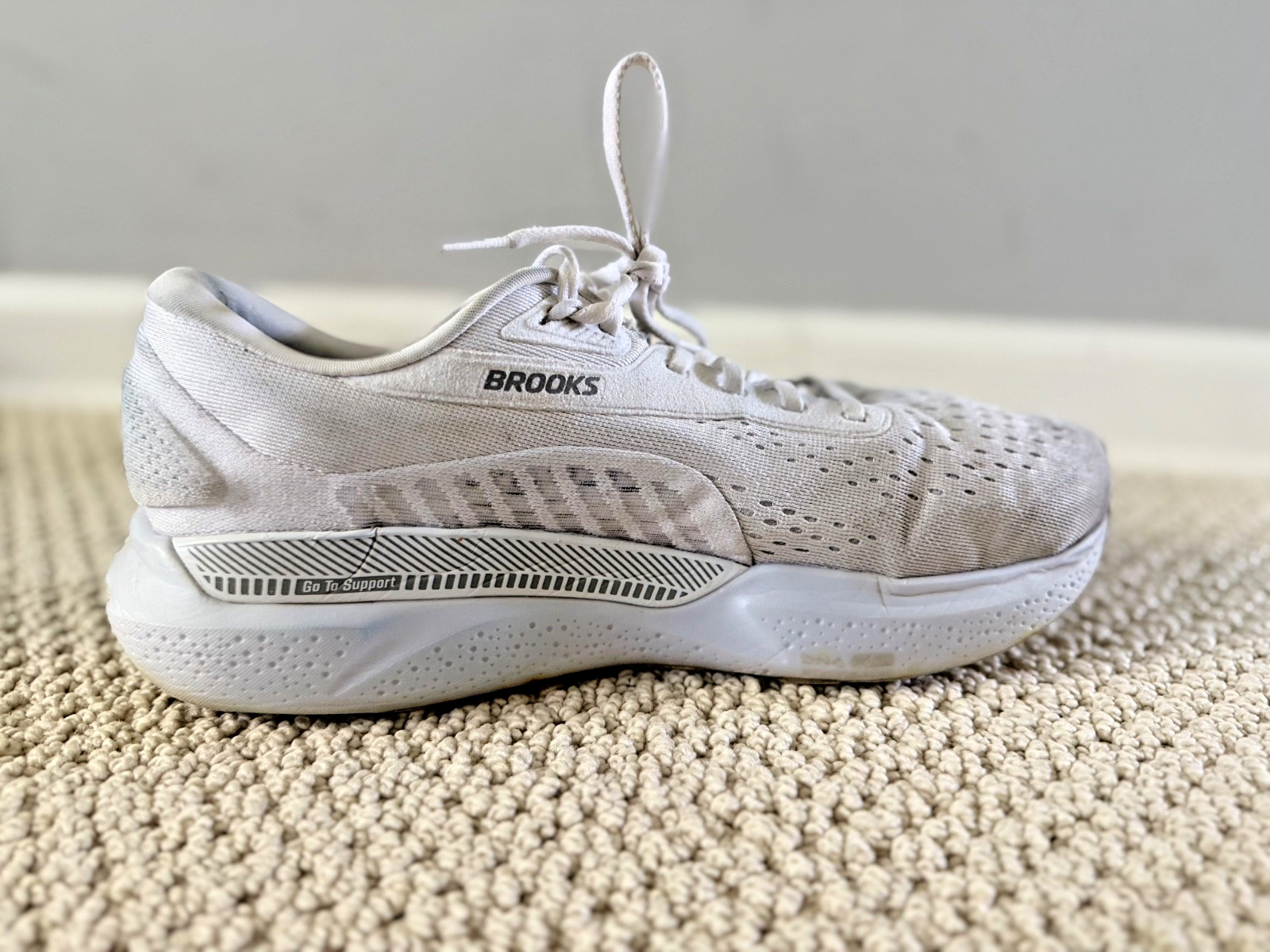 Brooks Running Shoes Women’s Size 11 White Sneakers Athletic Walking and Running