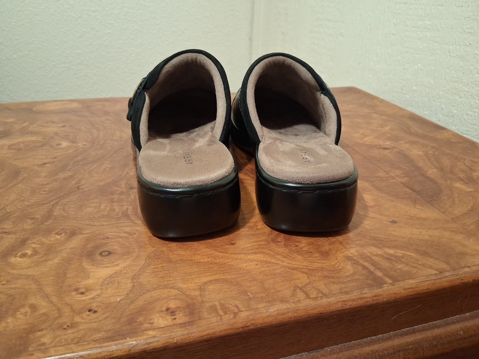 ARRAY Lyric Women’s Leather Mule Clogs. Size 9 WW. Black.
