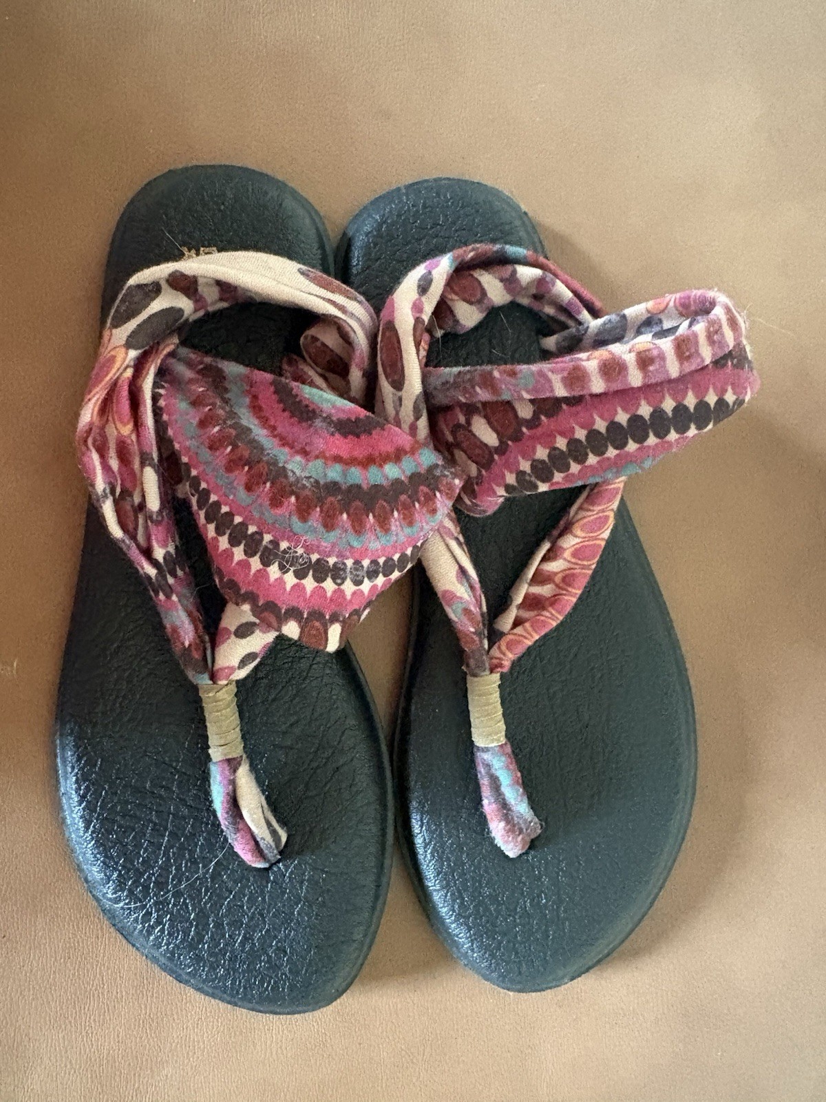 Sanuk Women’s Geometric Fabric Flip Flop Yoga Sandals Slip-On can fit sizes 6-9