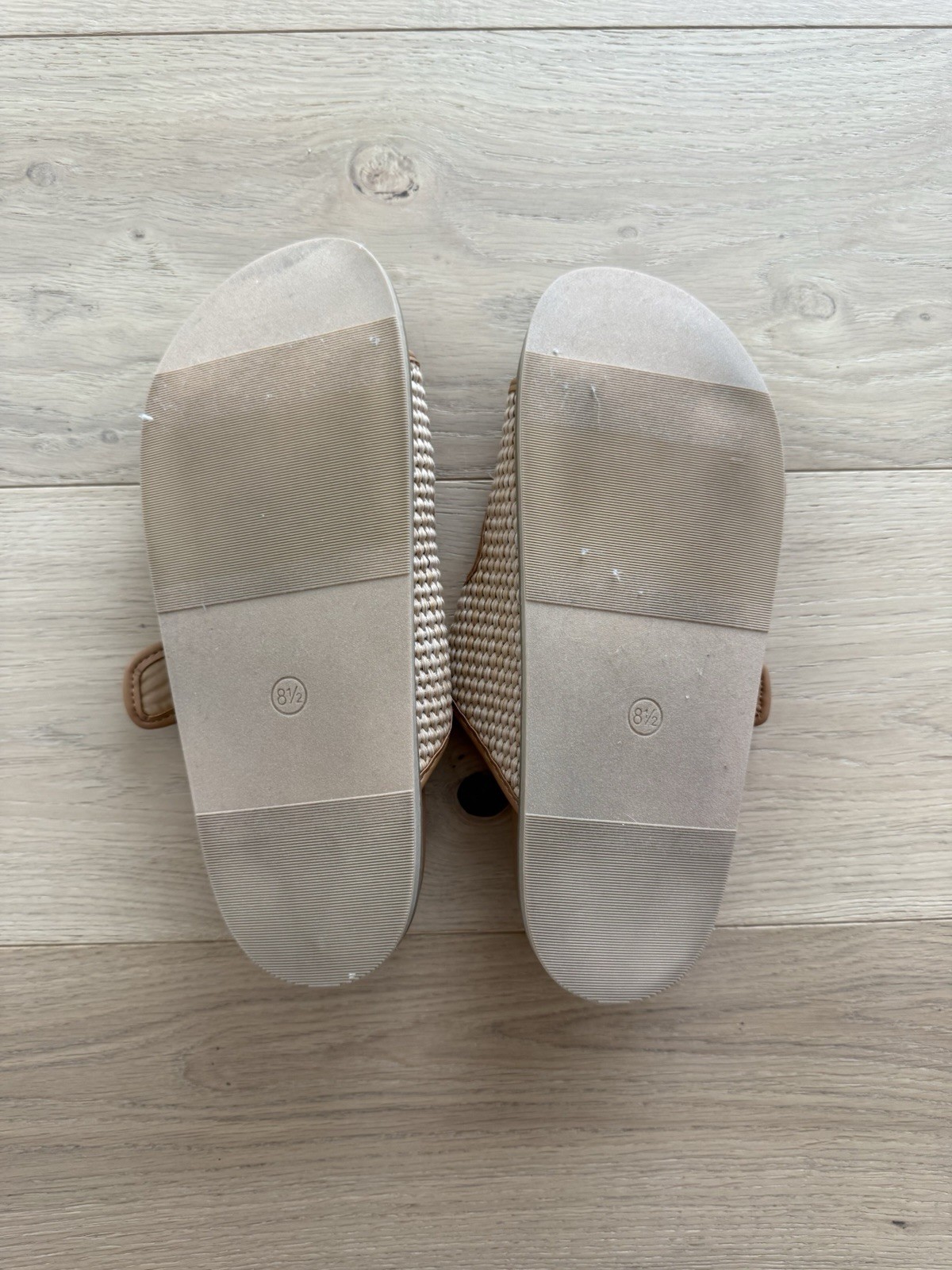 New Women’s Tan Woven Buckle Sandals – Universal Threads size 8.5