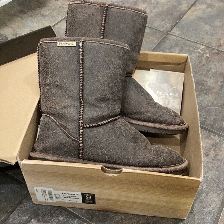 BEARPAW DISTRESSED CHESTNUT Emma Short 608W Boots Womens Size 9 w/BOX Great Cond