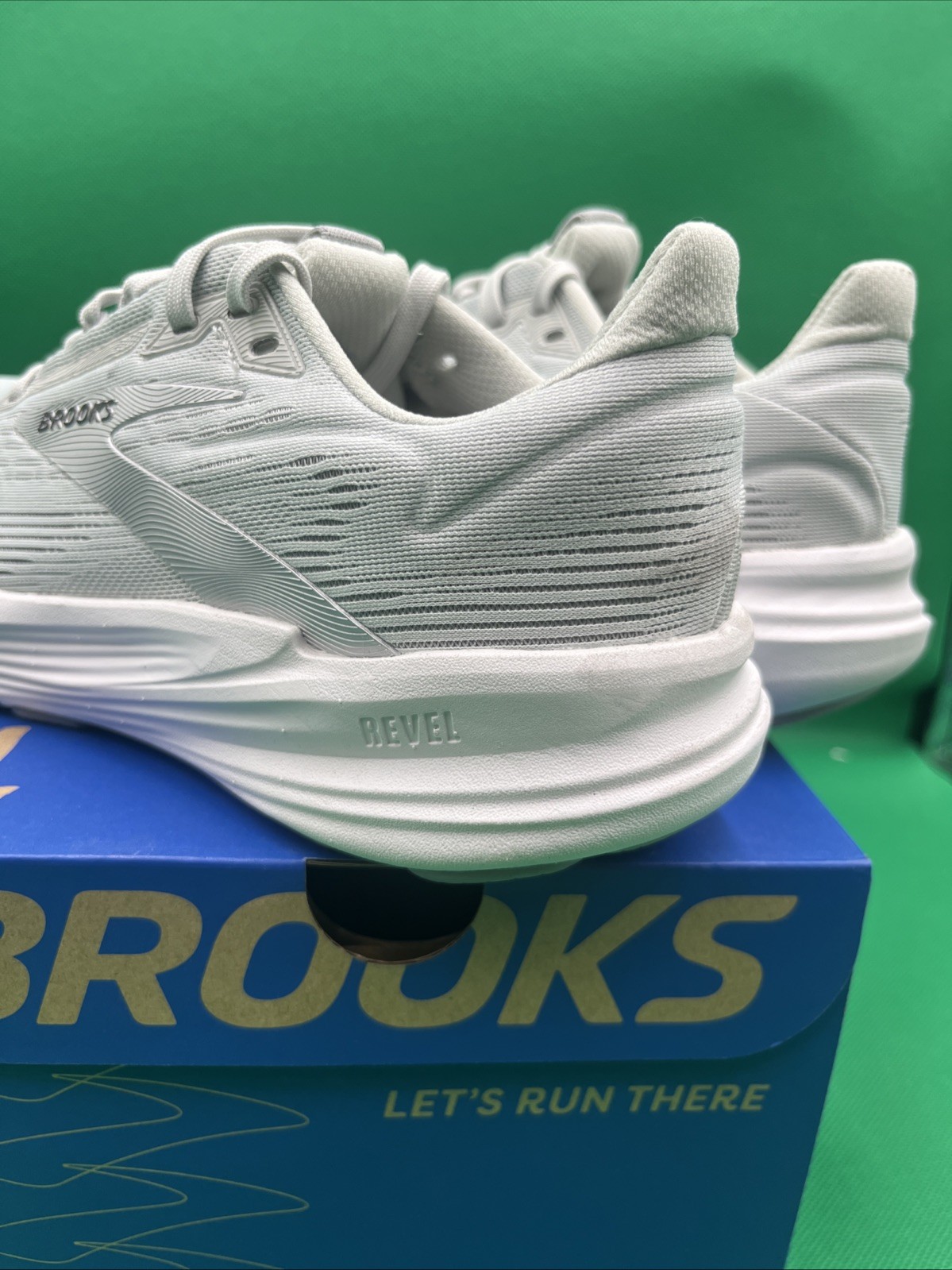 Size 6 – Brooks Revel 8 Oyster Mushroom Alloy W
