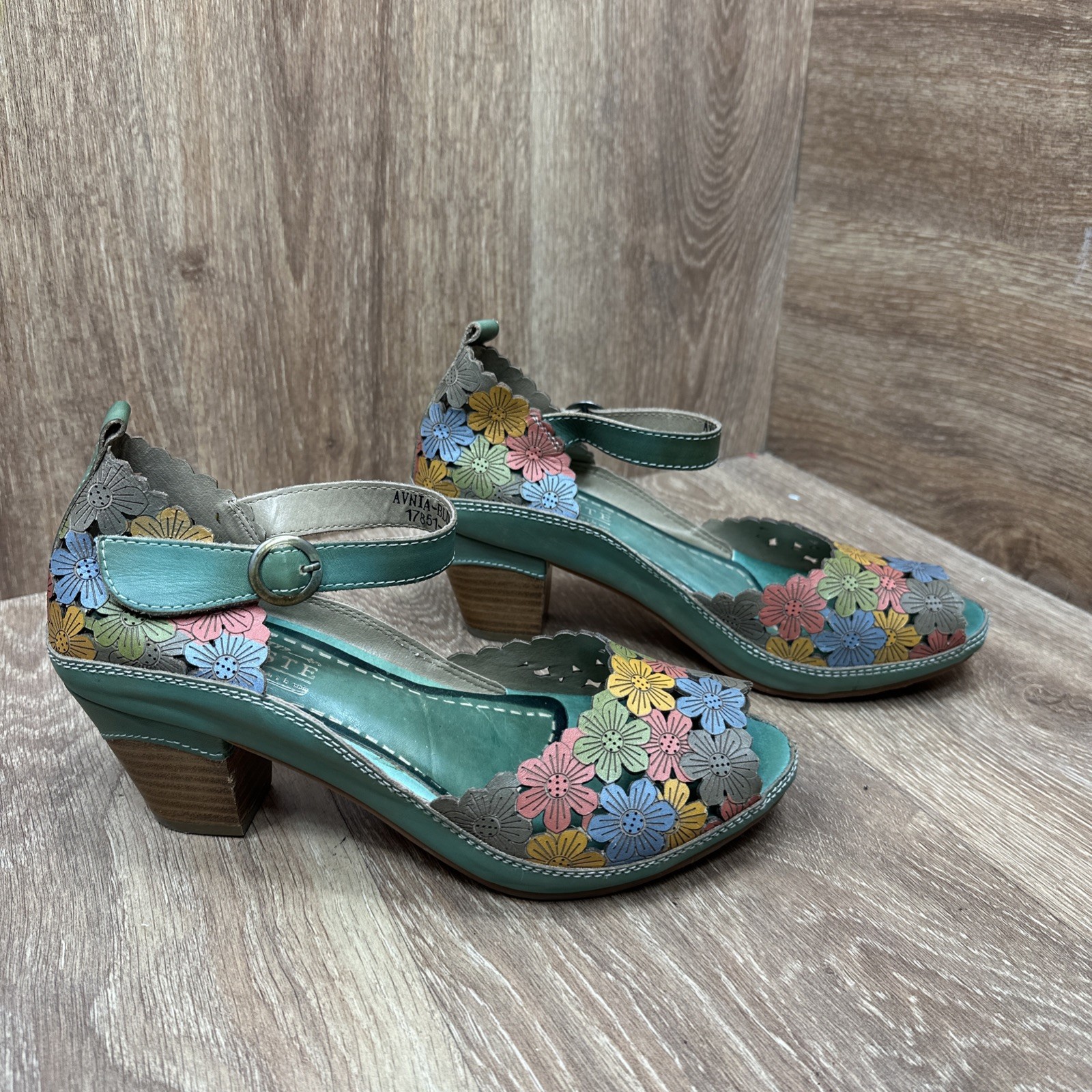L’Artiste by Spring Step Avnia Blum Multicolor Flower Heel Sandals Size 8.5