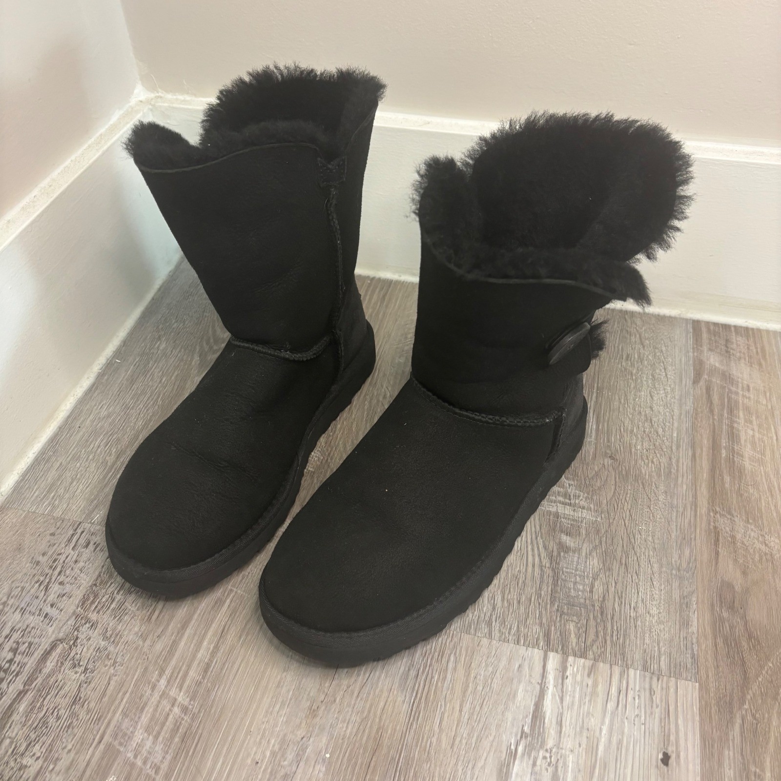 UGG Australia Bailey Button Black Suede Sheepskin Mid Calf Boots Womens size 7