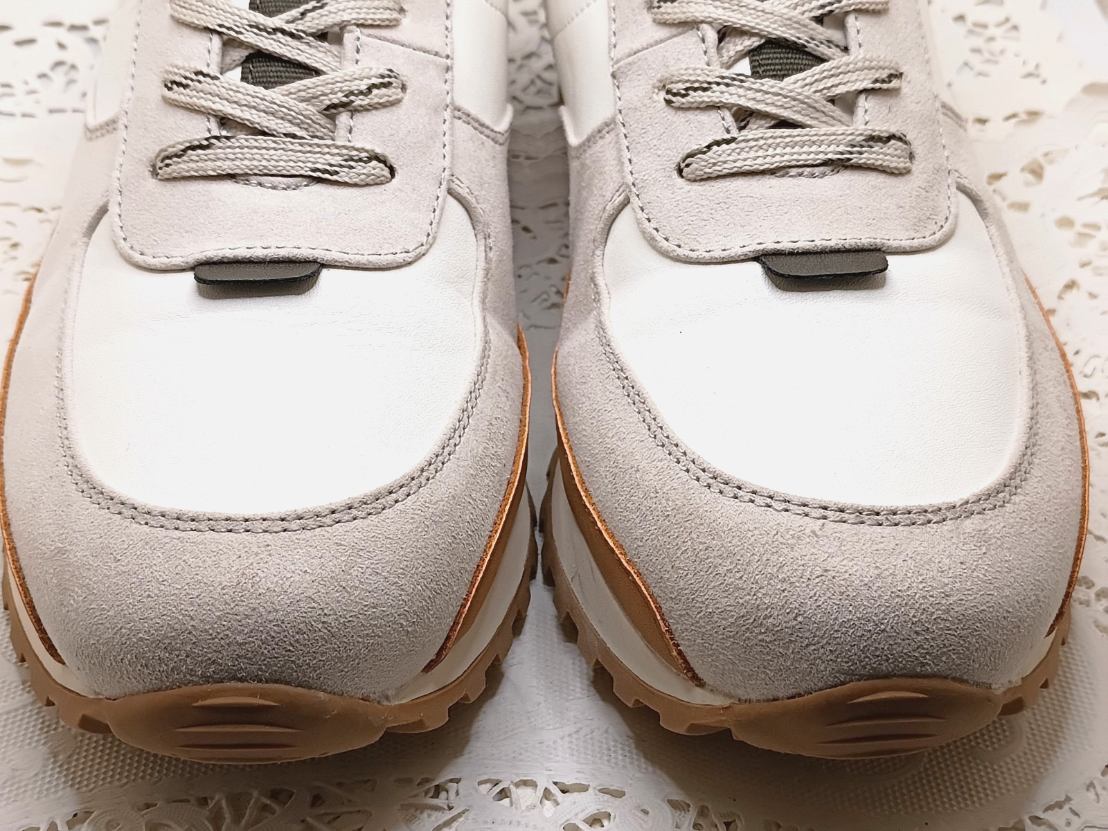 Universal Thread Women’s Size 9.5 Maria White / Gray /Brown Memory Foam Sneakers