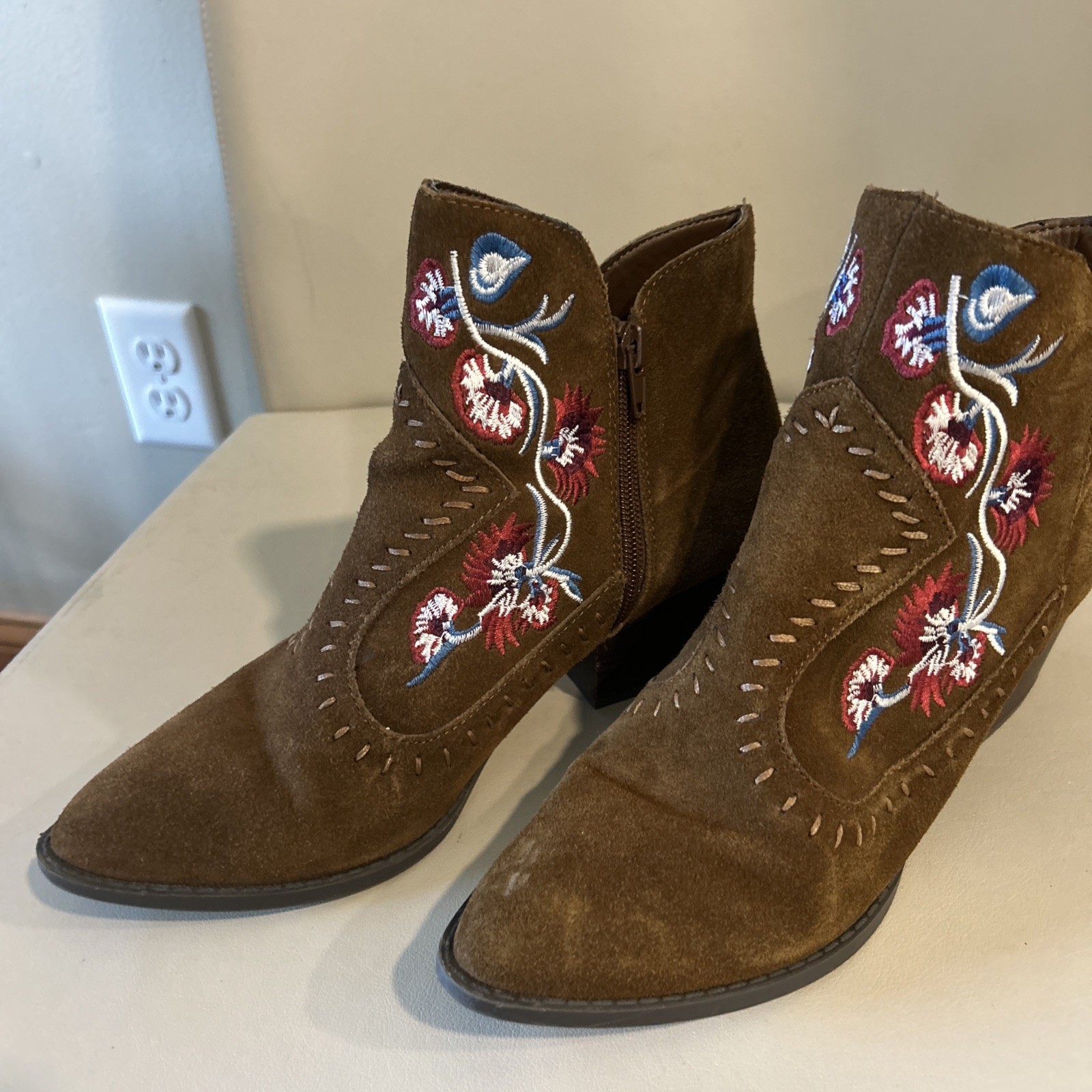 Carlos by Carlos Santana Sz 8 M Women’s Suede Ankle Boots W/ Floral Embroidery