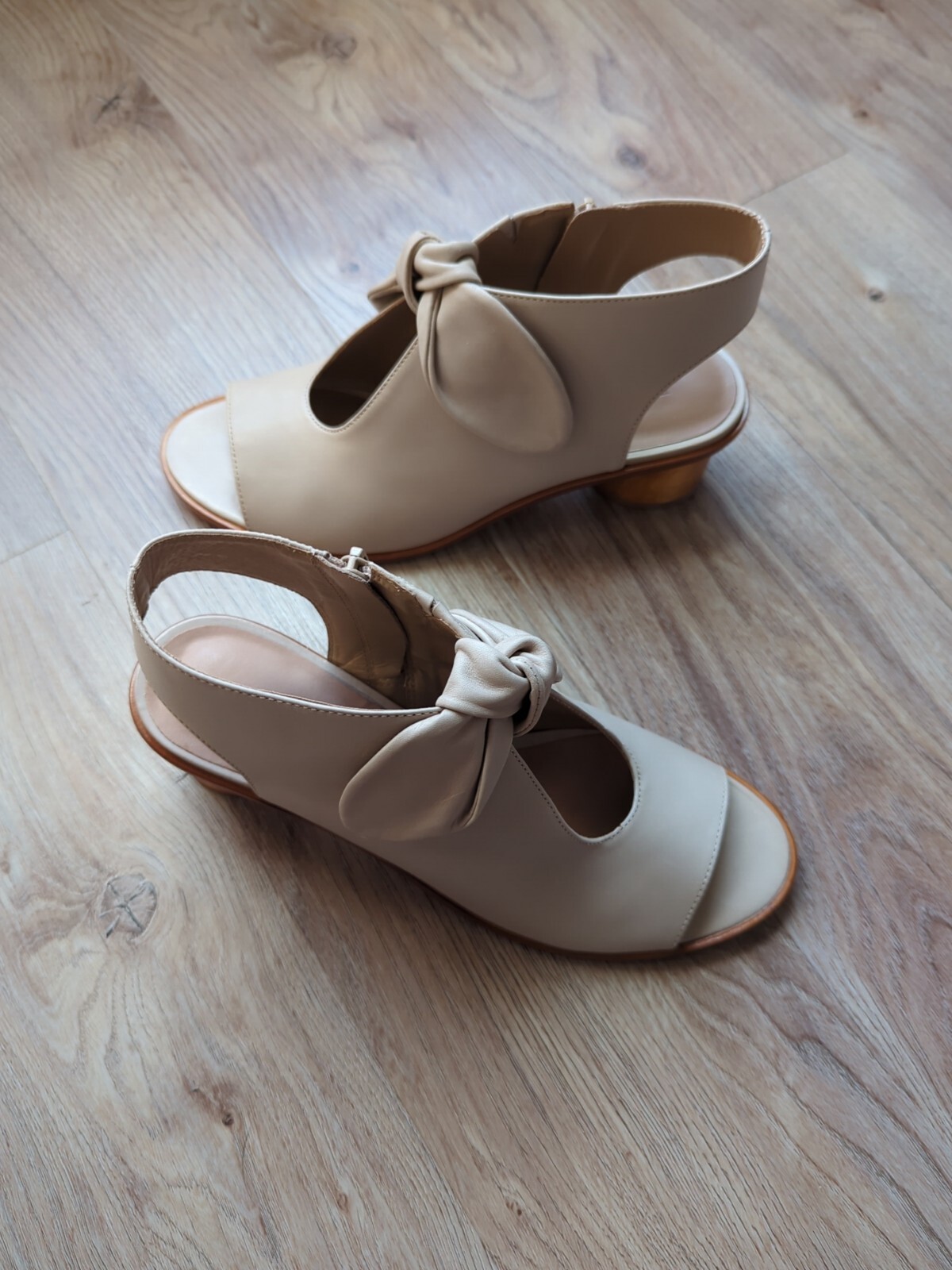 Bernardo Luna Lizzie Peep Toe Bow Sandal Womens 8 Pale Tan Beige Nude