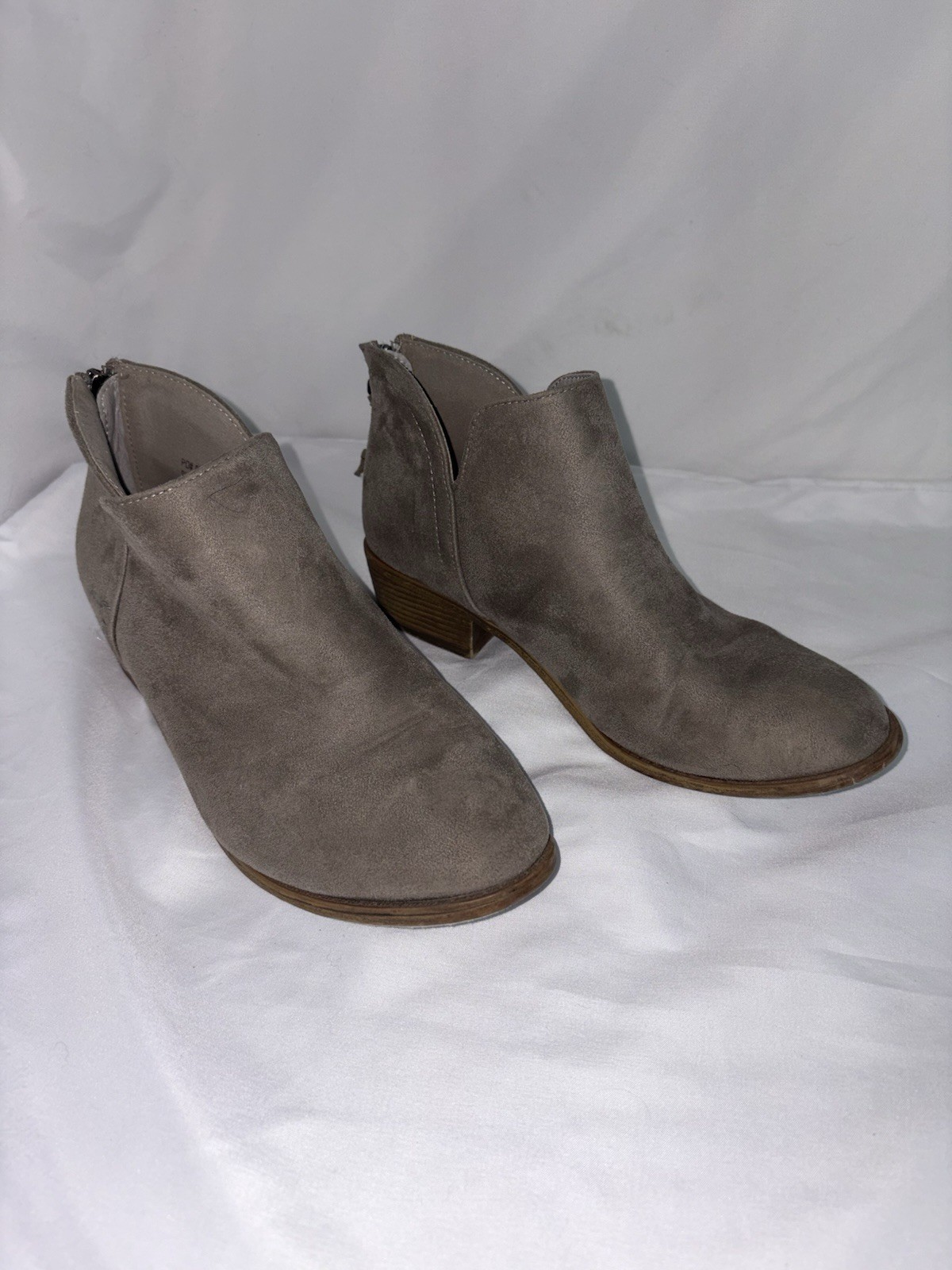 Women’s Size 8 Gray Booties